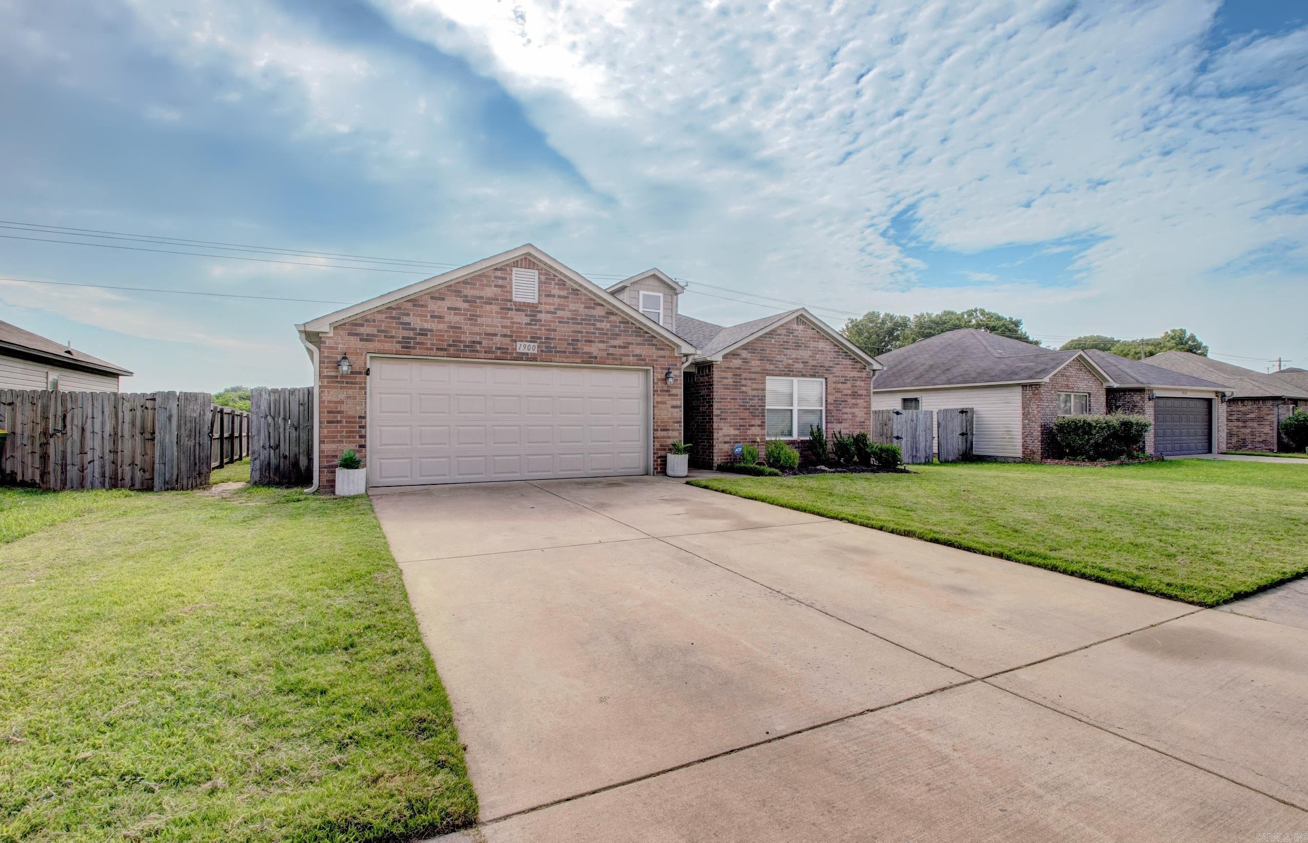 1900 Viburnum St. Property Photo 2