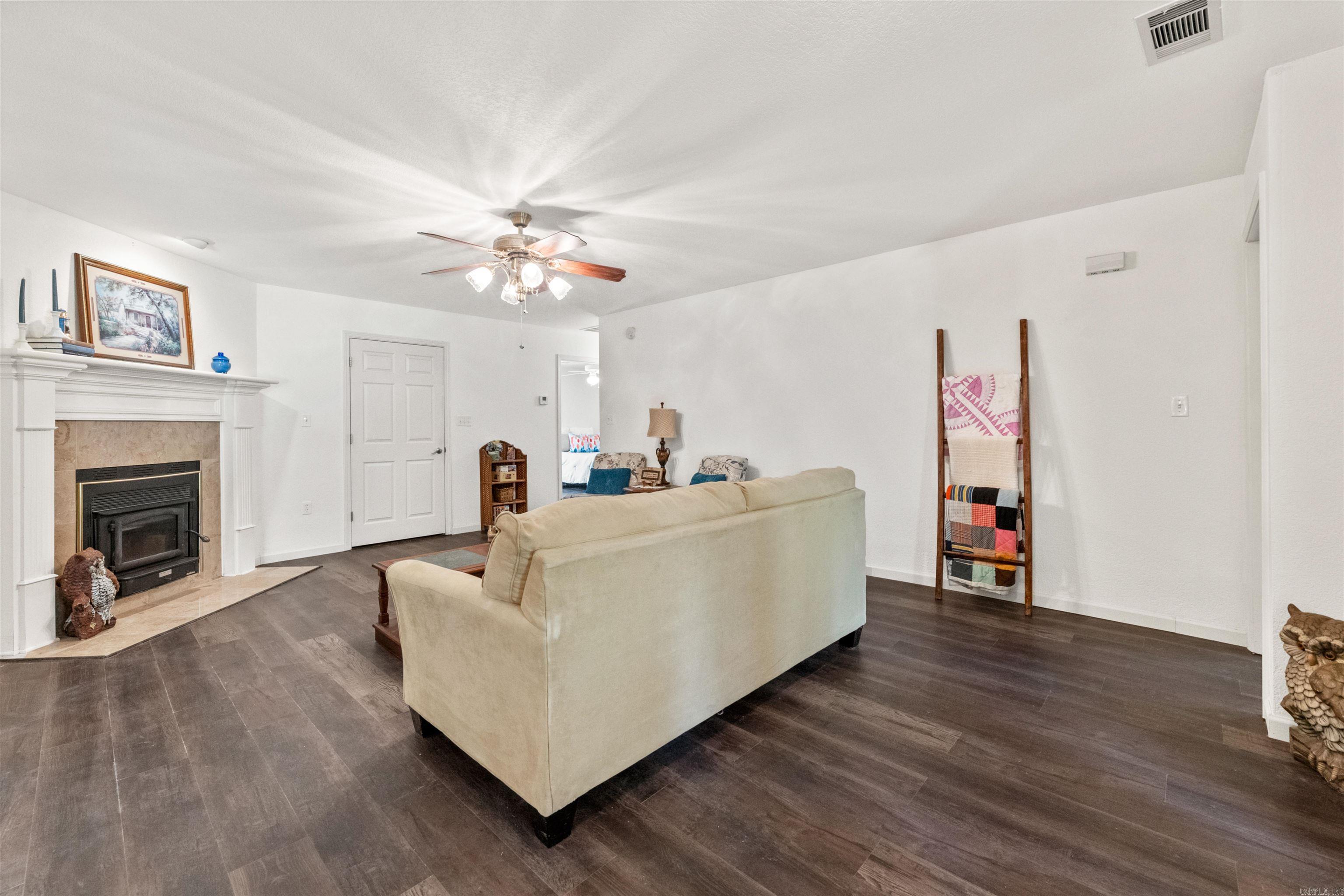8416 Yellow Oak Property Photo 3