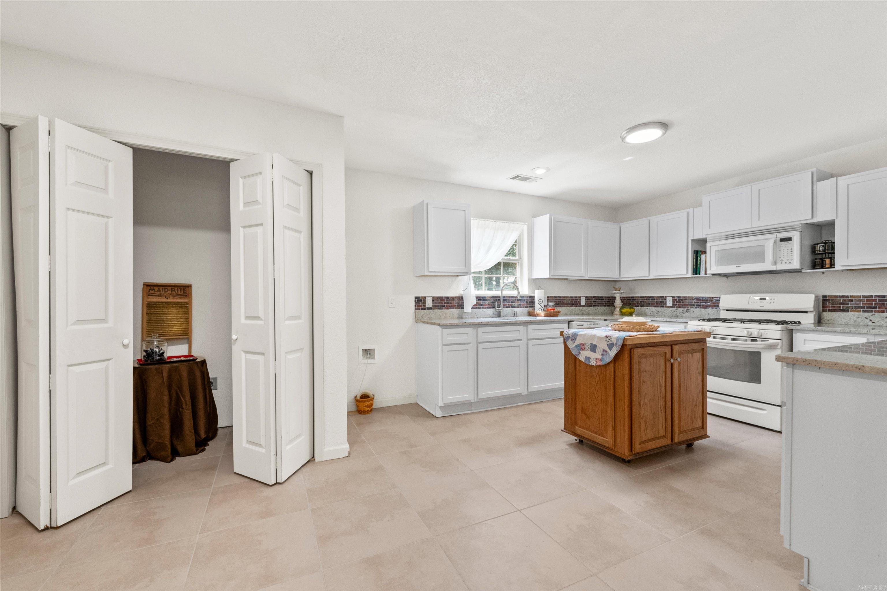 8416 Yellow Oak Property Photo 12
