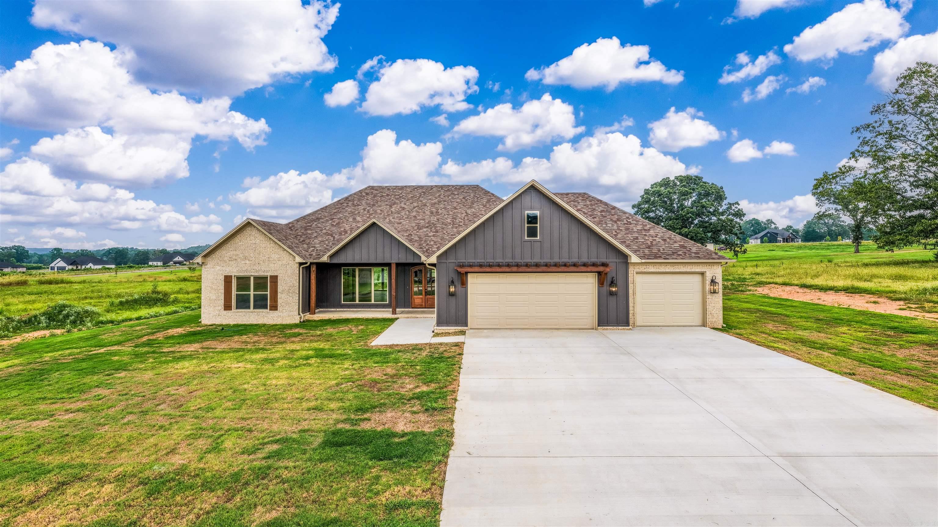 134 Republican Loop Property Photo 2