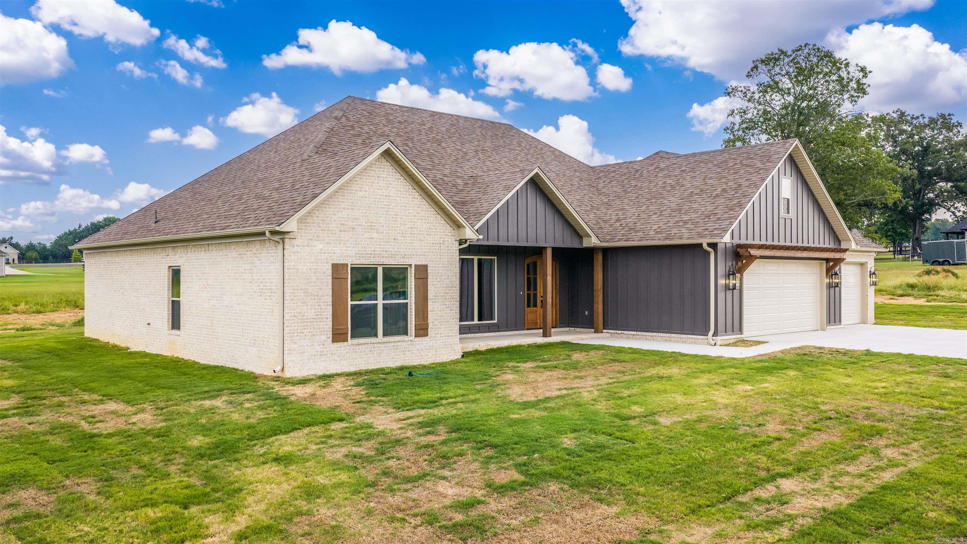 134 Republican Loop Property Photo 4