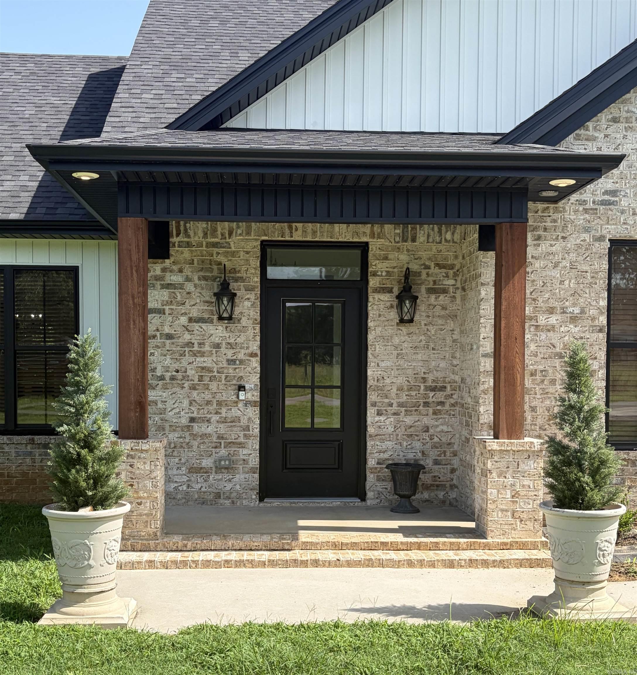 1005 Saddle Brook Circle Property Photo 2