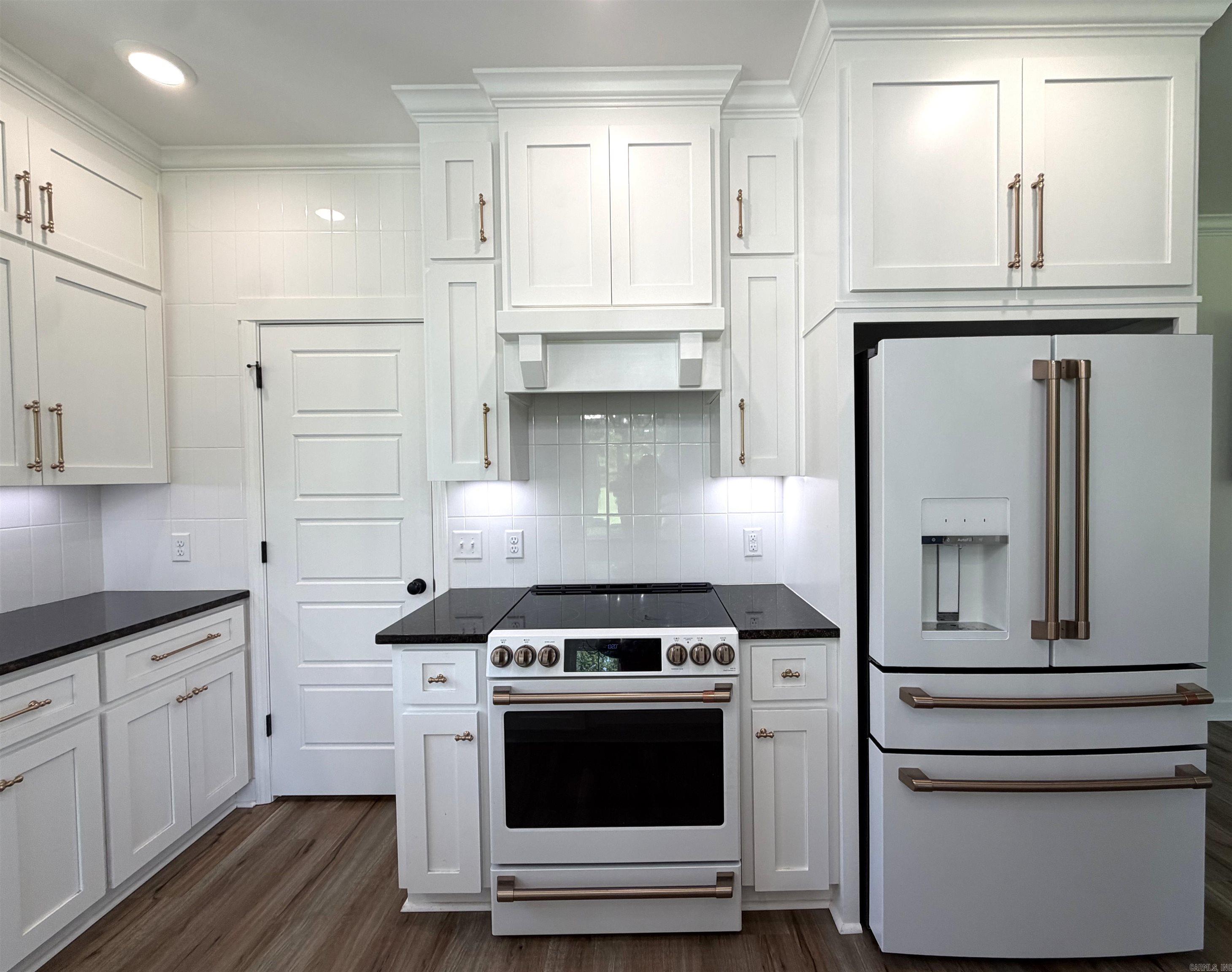 1005 Saddle Brook Circle Property Photo 6