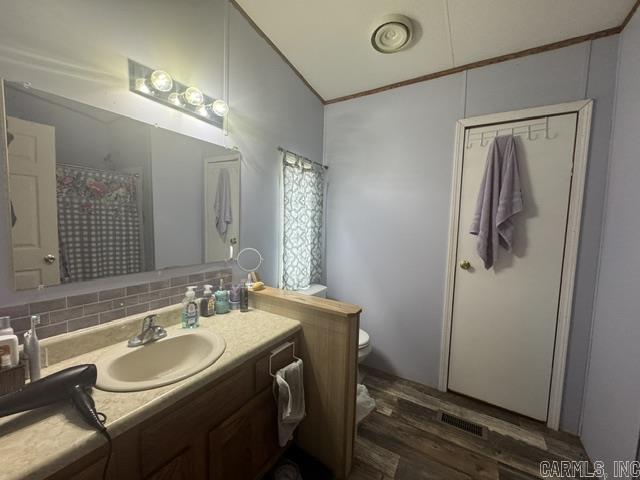 122 W 2nd St Property Photo 14