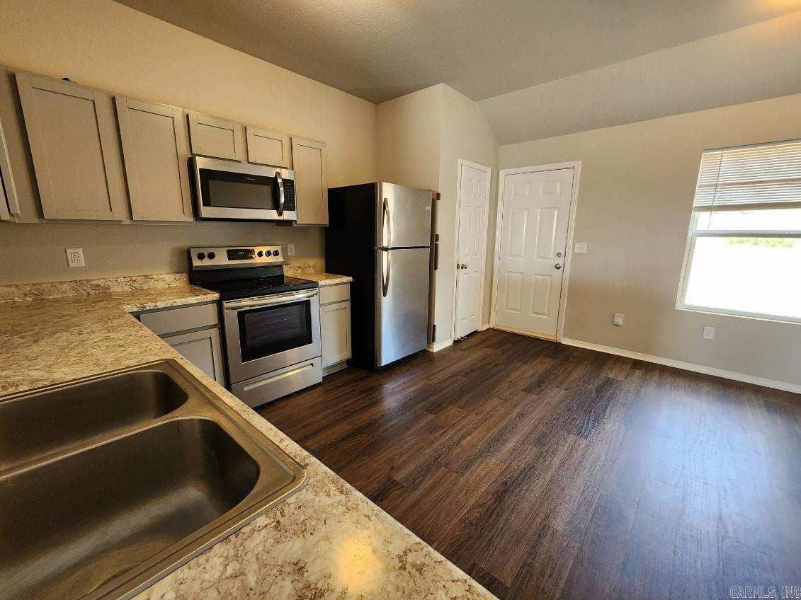 1072 Huntington Drive Property Photo 2