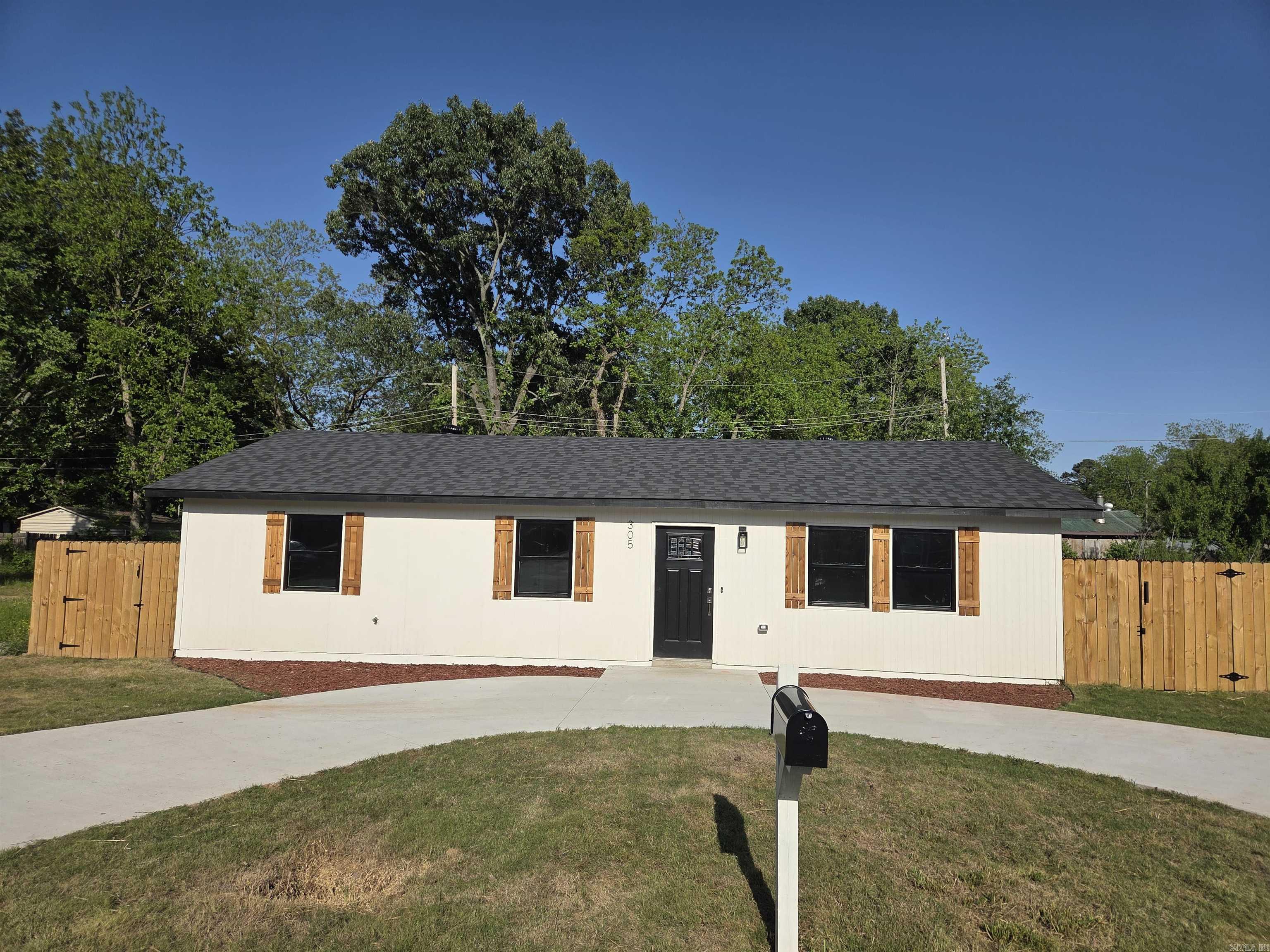 305 Thomas Circle Property Photo 1