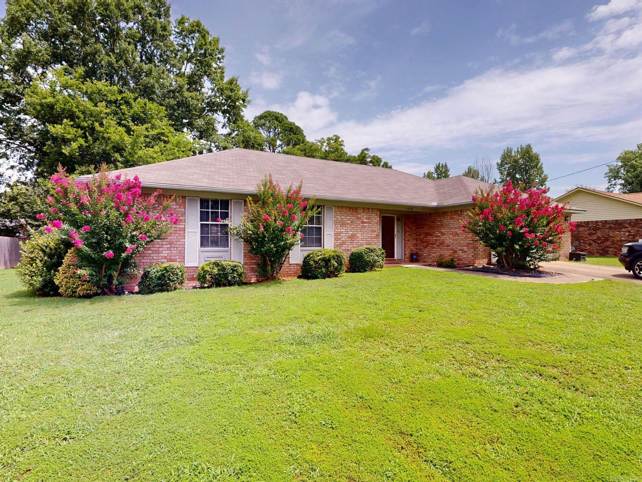 1016 Woodlawn Property Photo 3