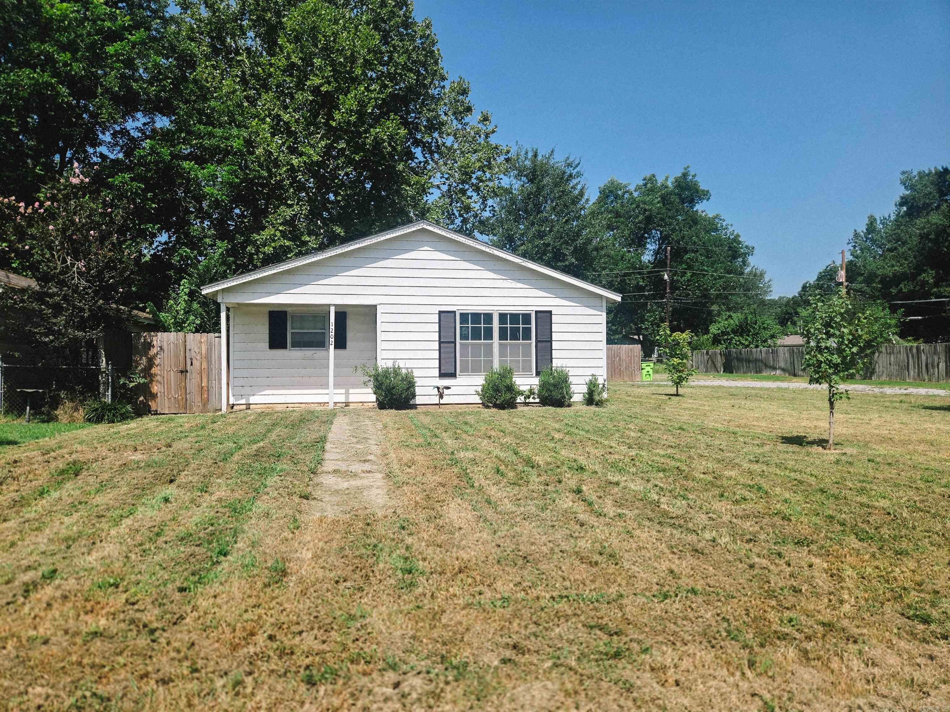 1202 S Wood St Property Photo 1