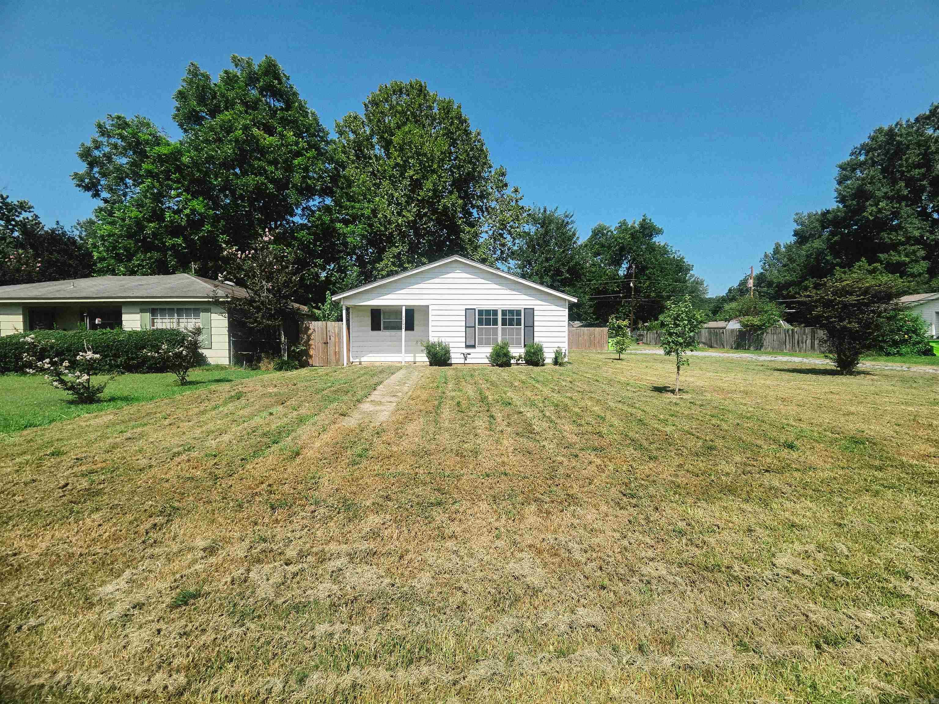 1202 S Wood St Property Photo 3