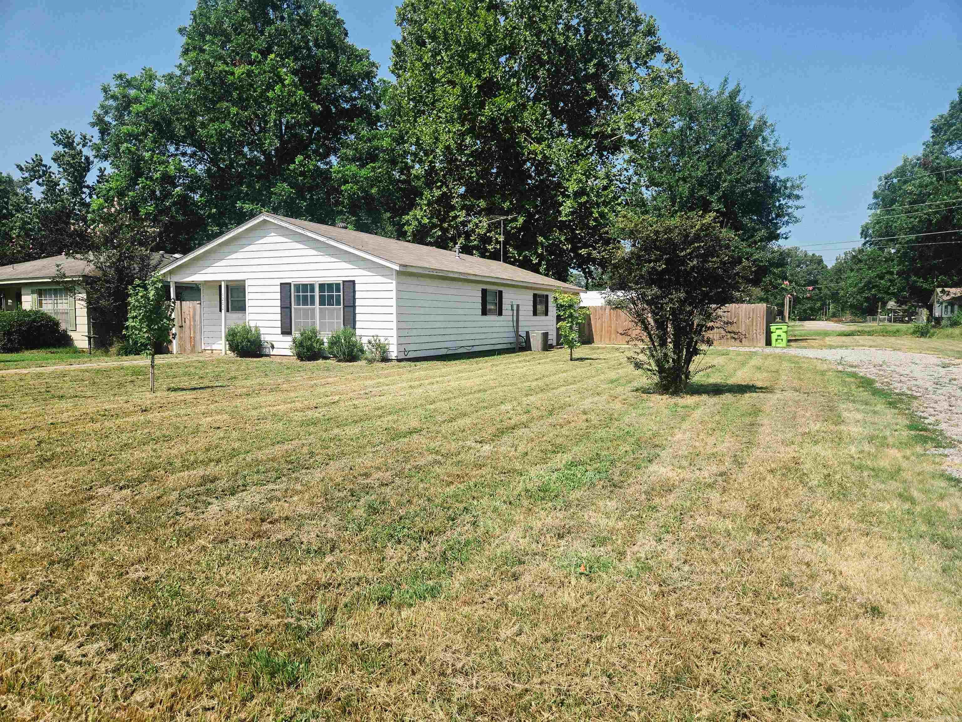 1202 S Wood St Property Photo 4