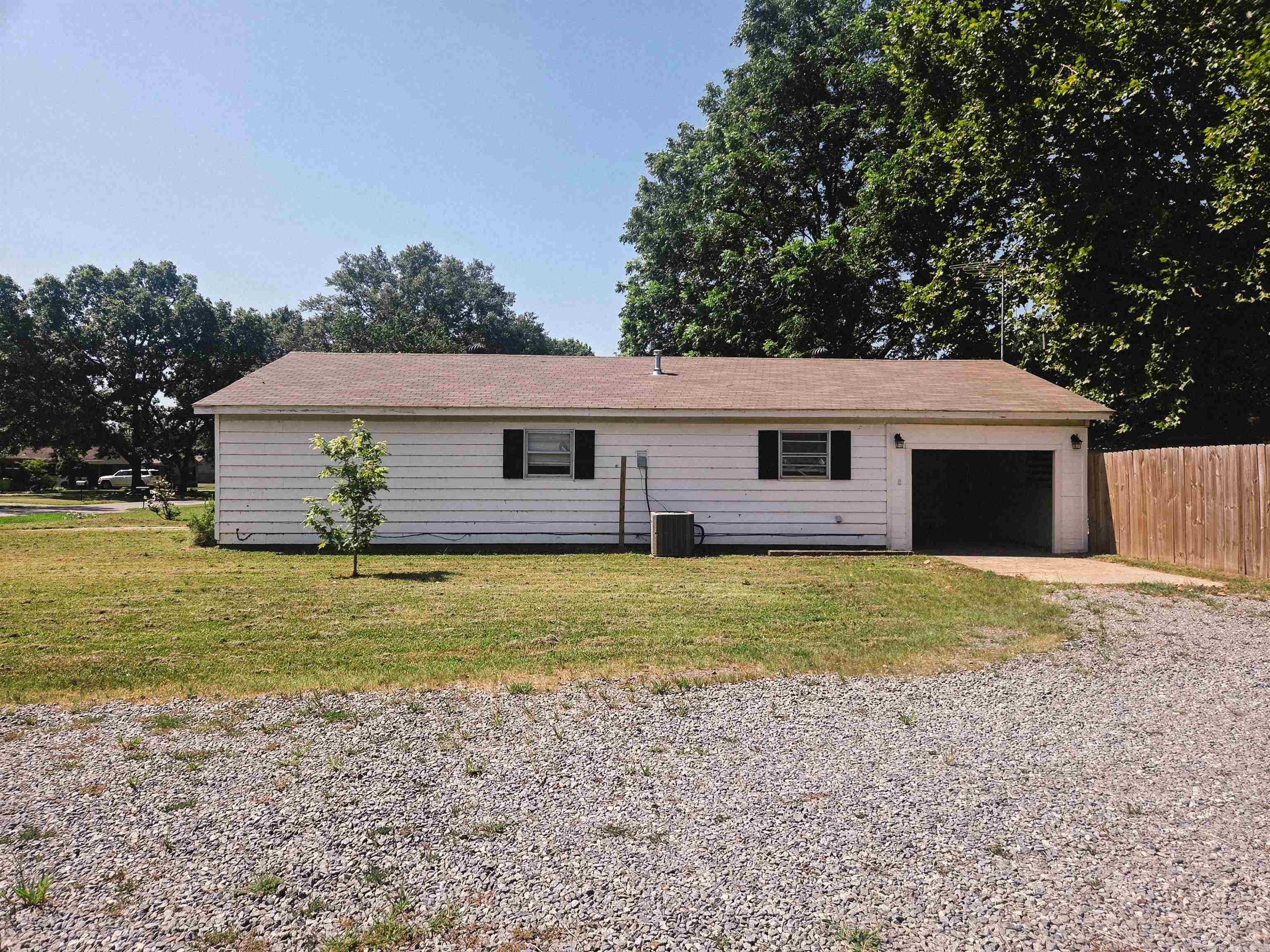 1202 S Wood St Property Photo 5