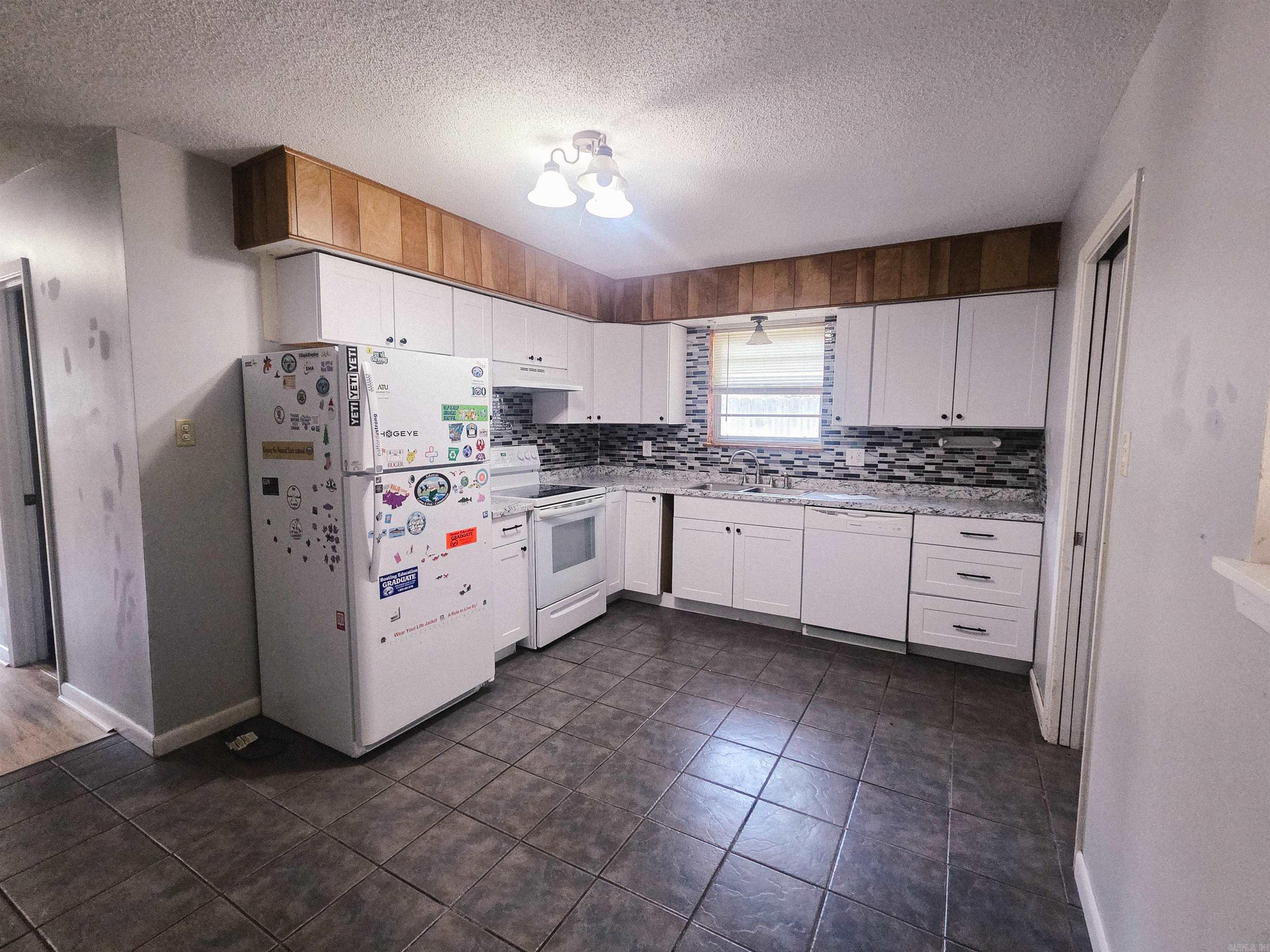 1202 S Wood St Property Photo 7