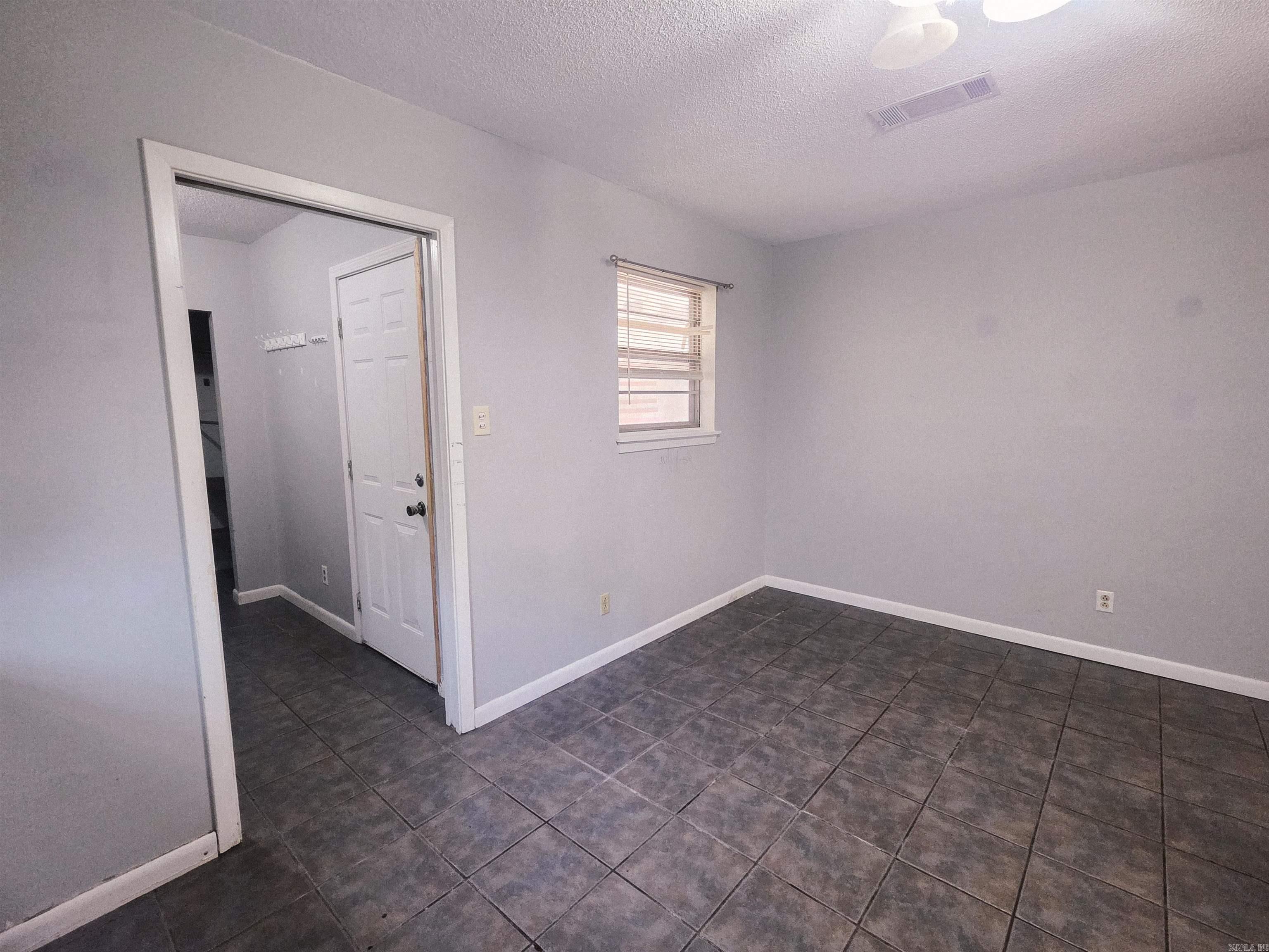 1202 S Wood St Property Photo 10