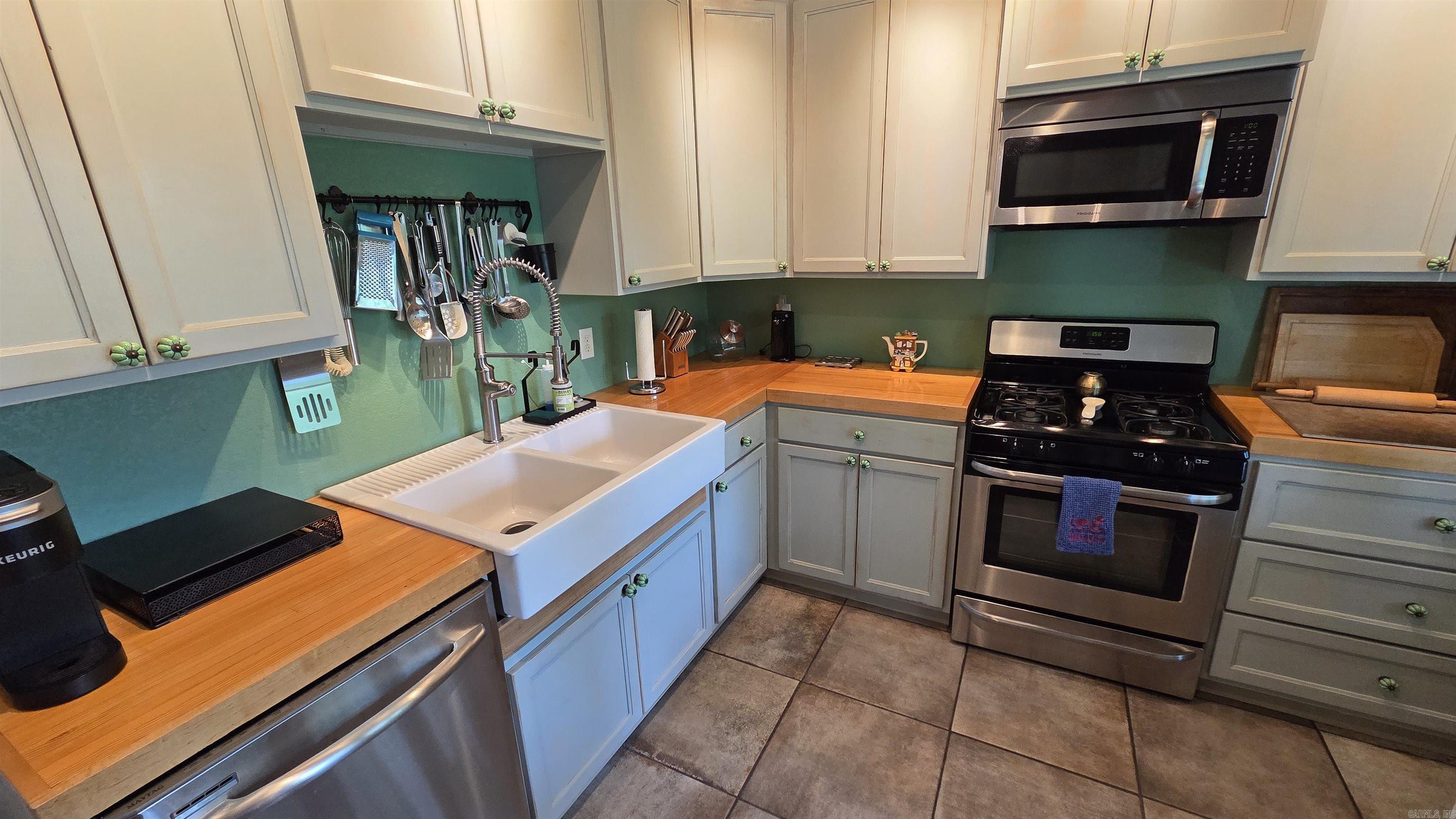 189 Watersedge Lane Property Photo 7