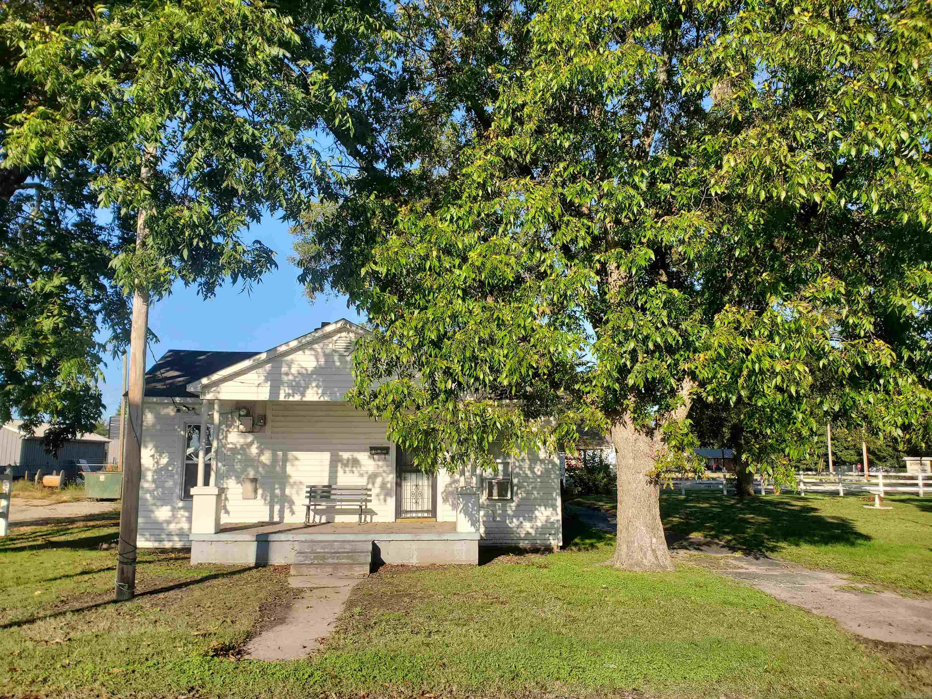 152 N Moore Avenue Property Photo 1