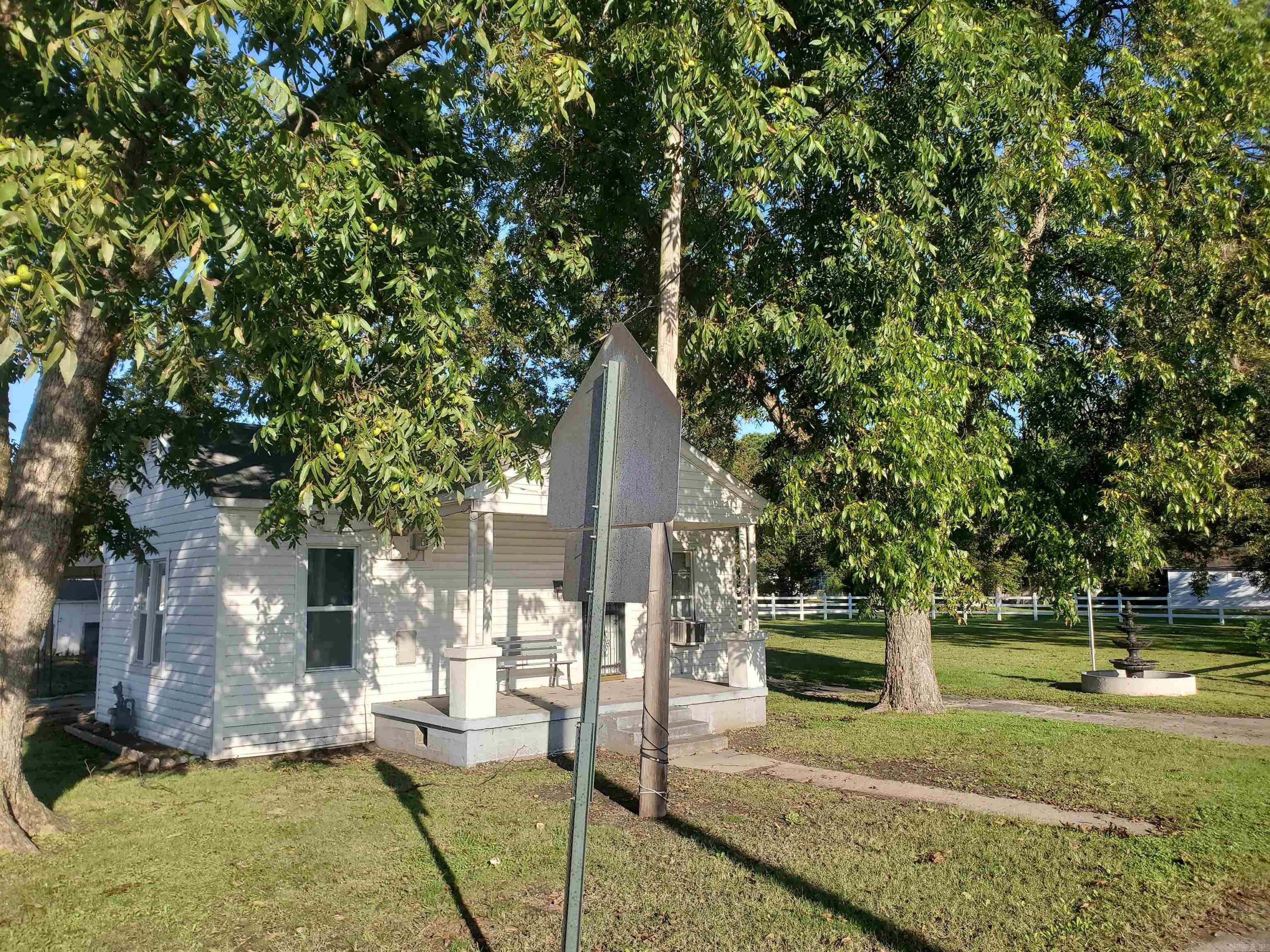 152 N Moore Avenue Property Photo 3