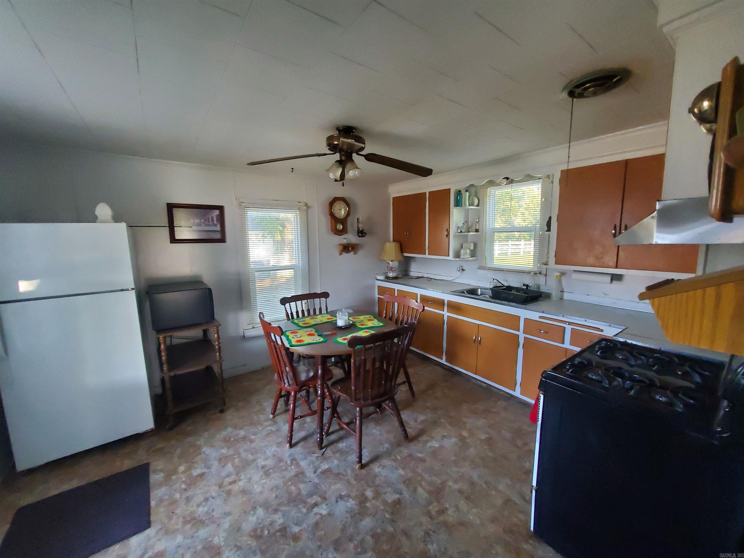 152 N Moore Avenue Property Photo 27
