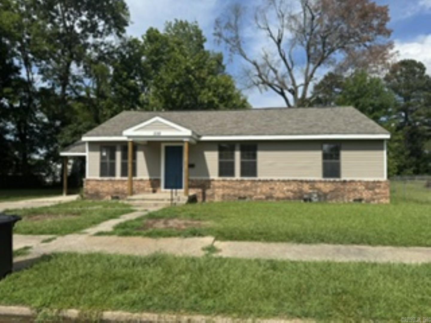 332 E Busbee St Property Photo 1