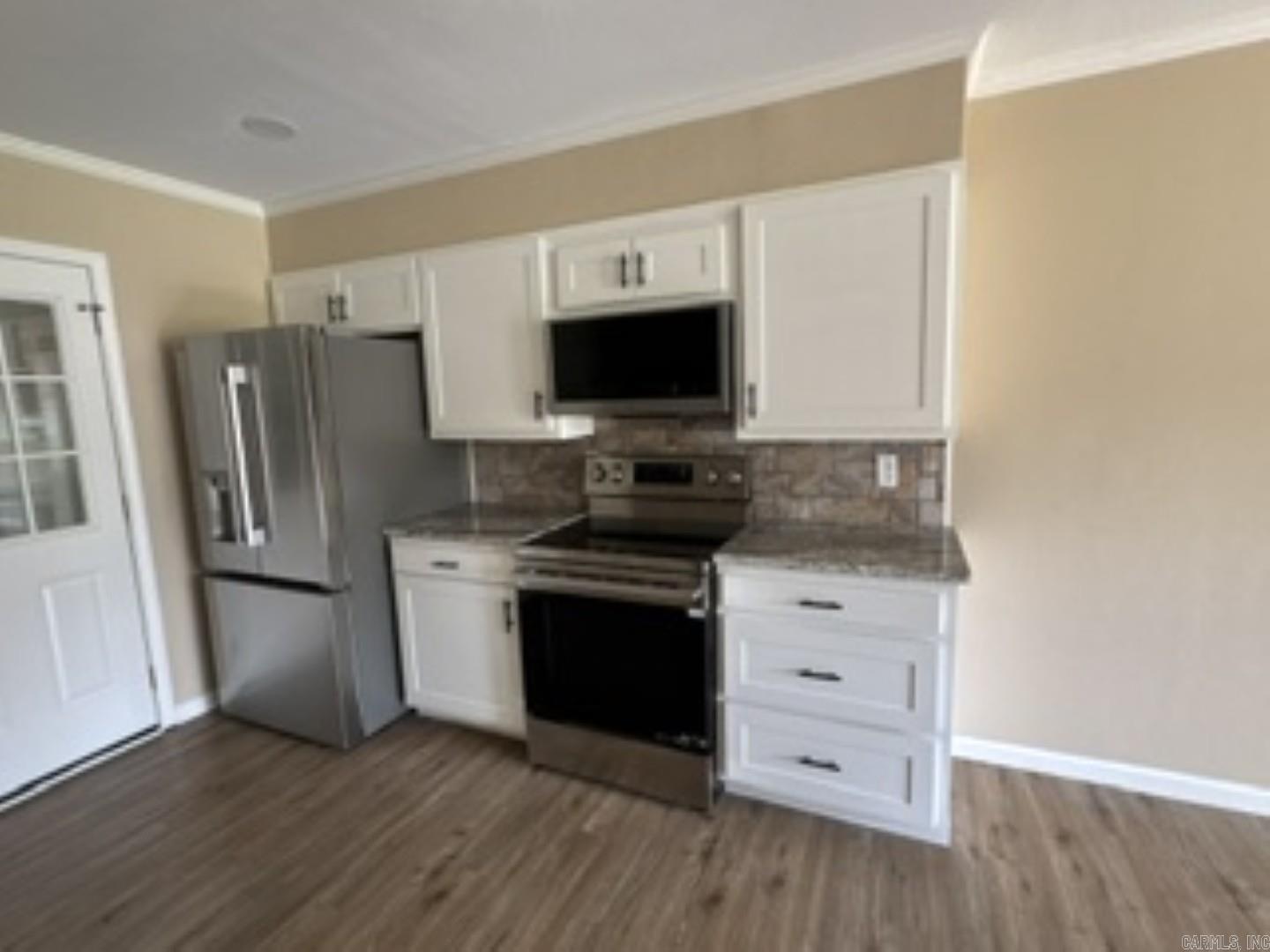 332 E Busbee St Property Photo 4
