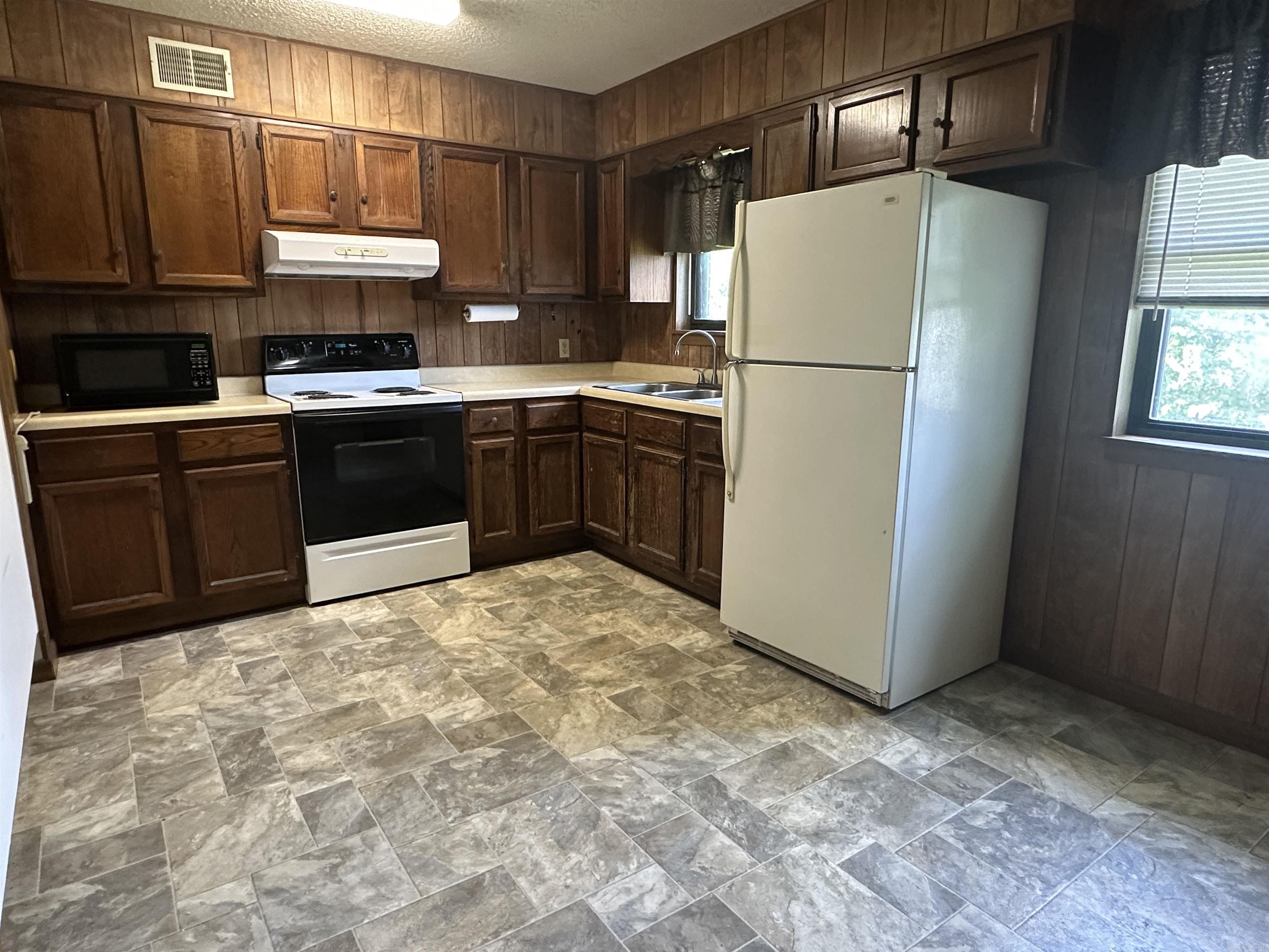 617 Ash Street Property Photo 6