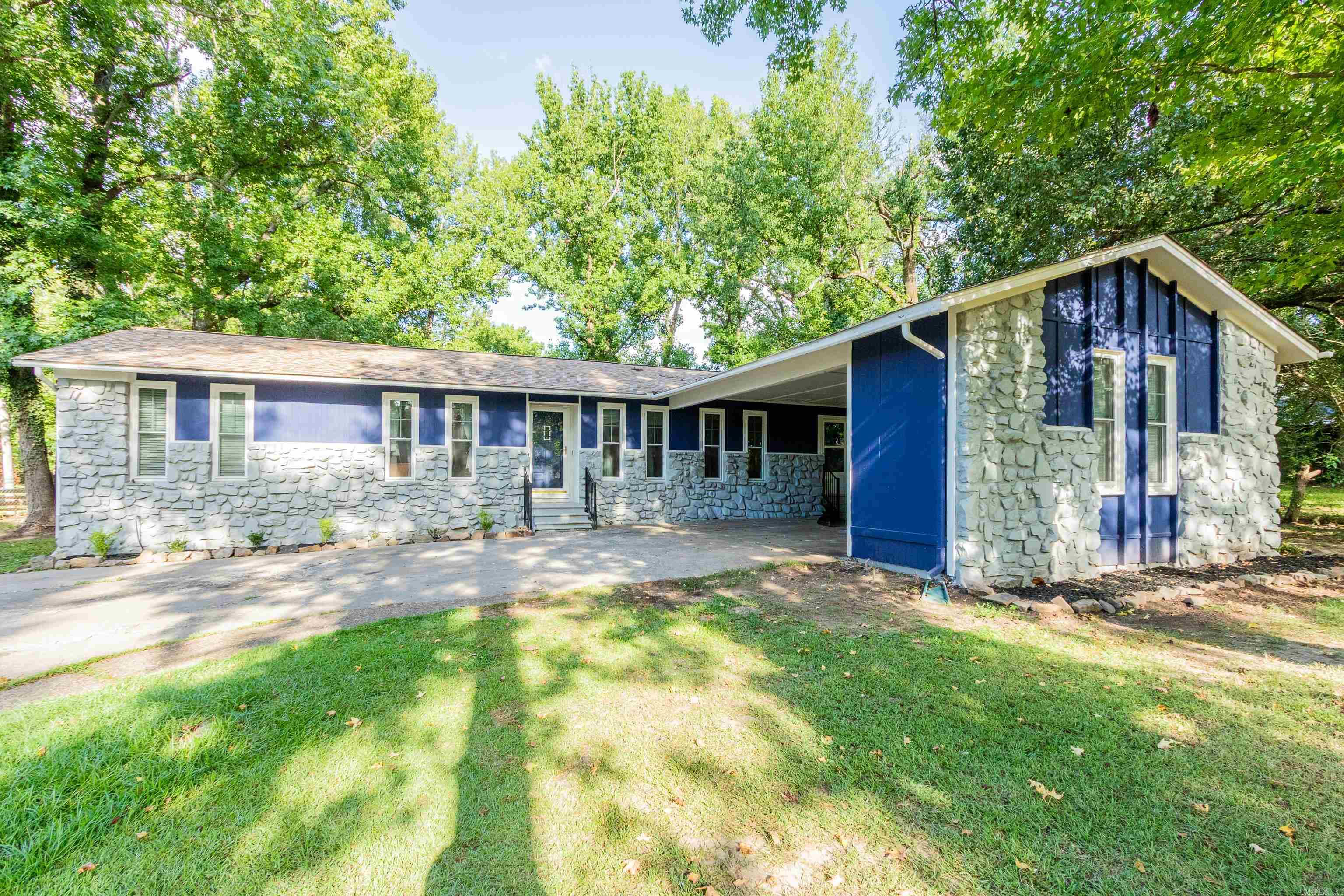1107 N Jeff Davis Avenue Property Photo 1