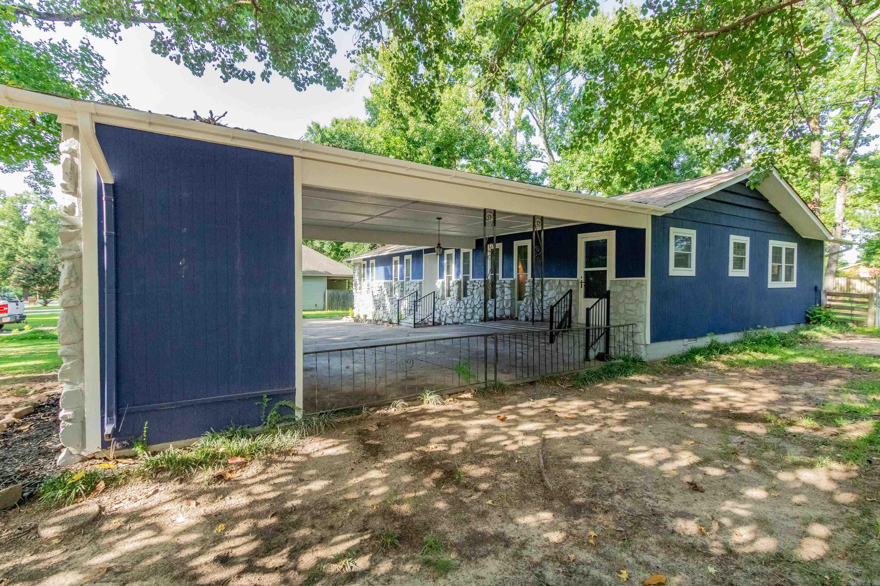 1107 N Jeff Davis Avenue Property Photo 2