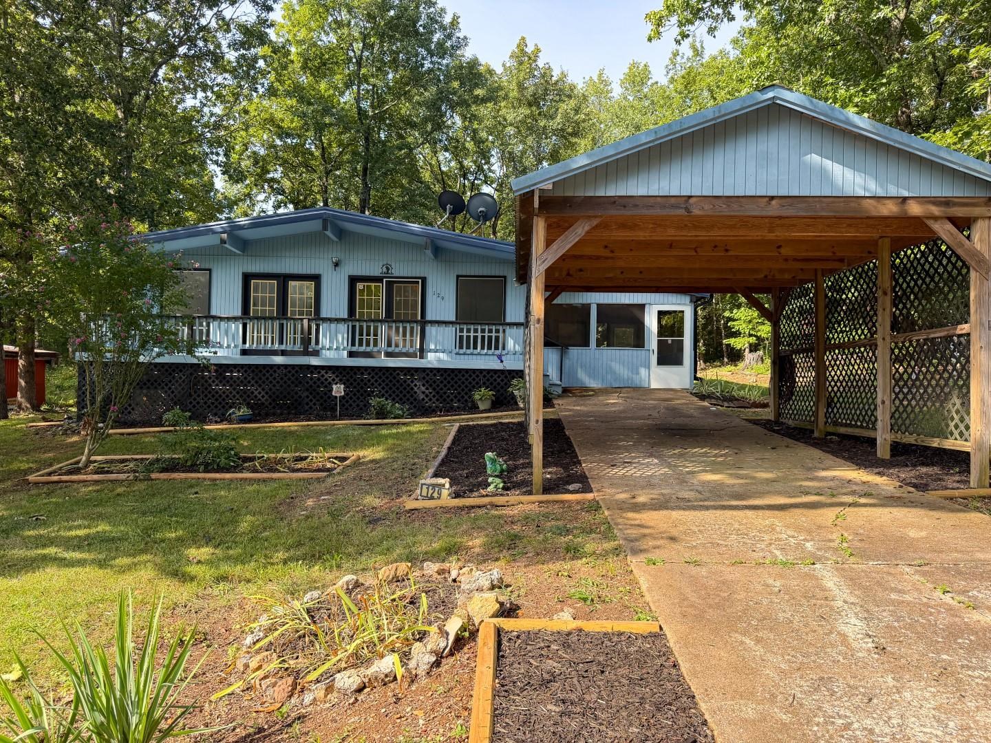 129 Mineola Drive Property Photo 1