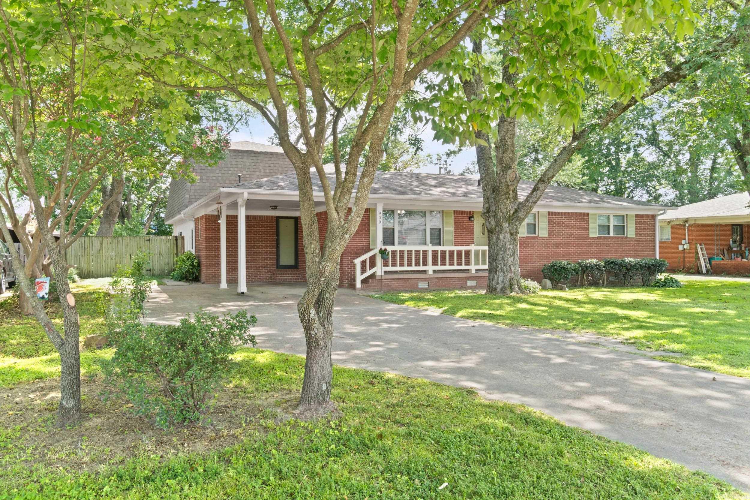 909 E Bridges Avenue Property Photo 1