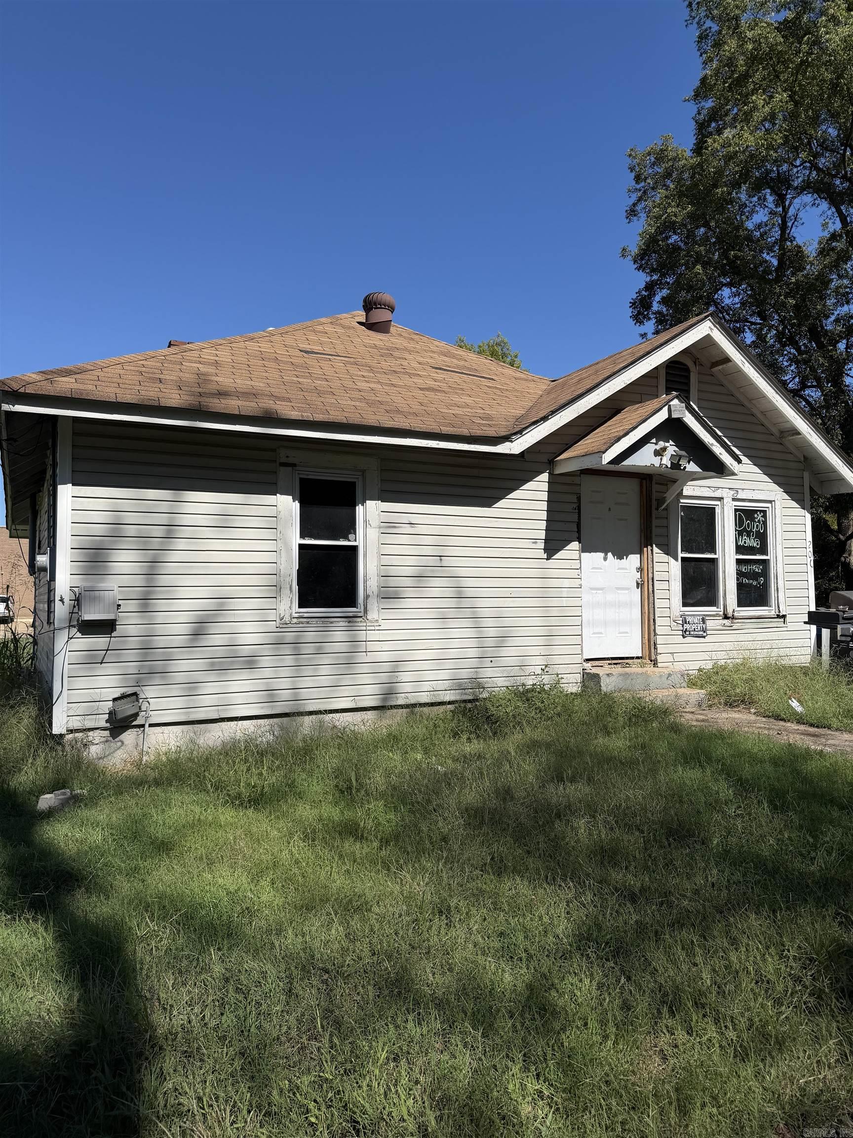 206 Center St Property Photo 1
