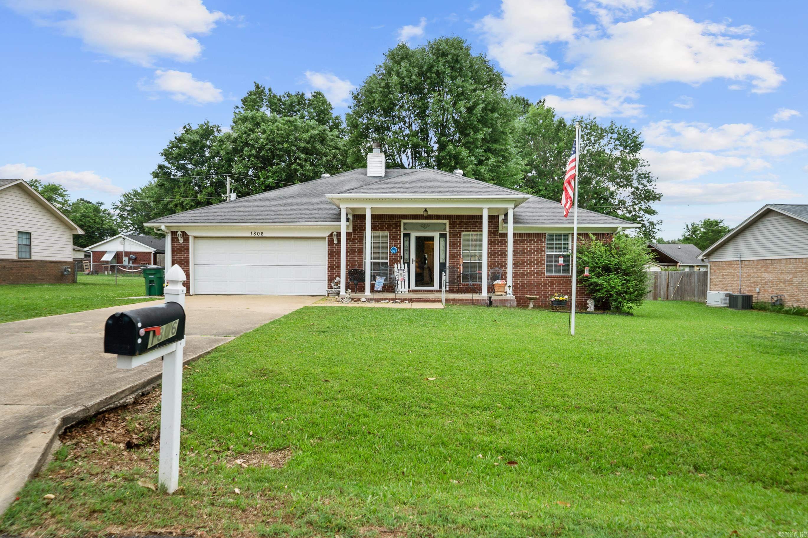 1806 Pinewood Property Photo 1