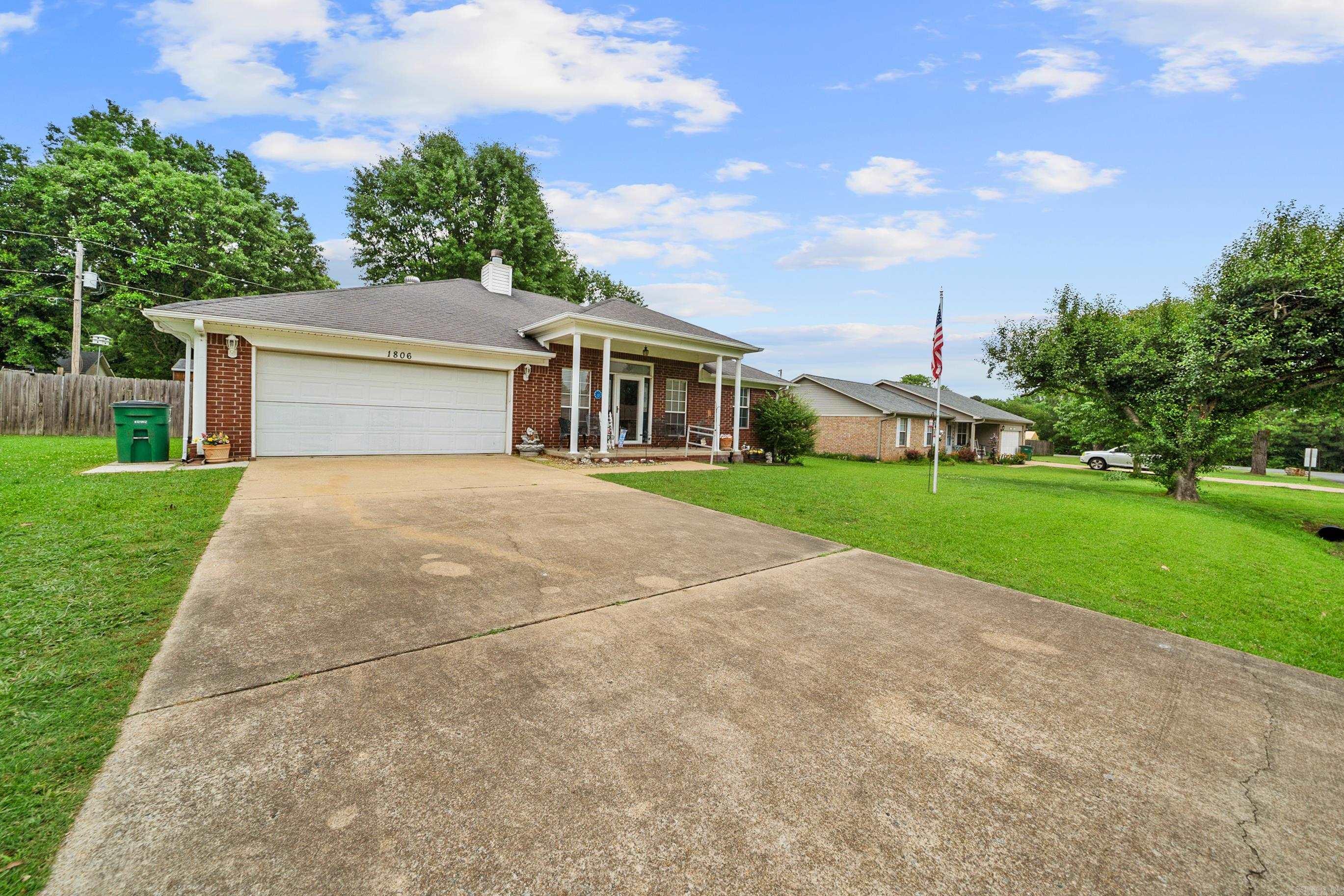 1806 Pinewood Property Photo 3