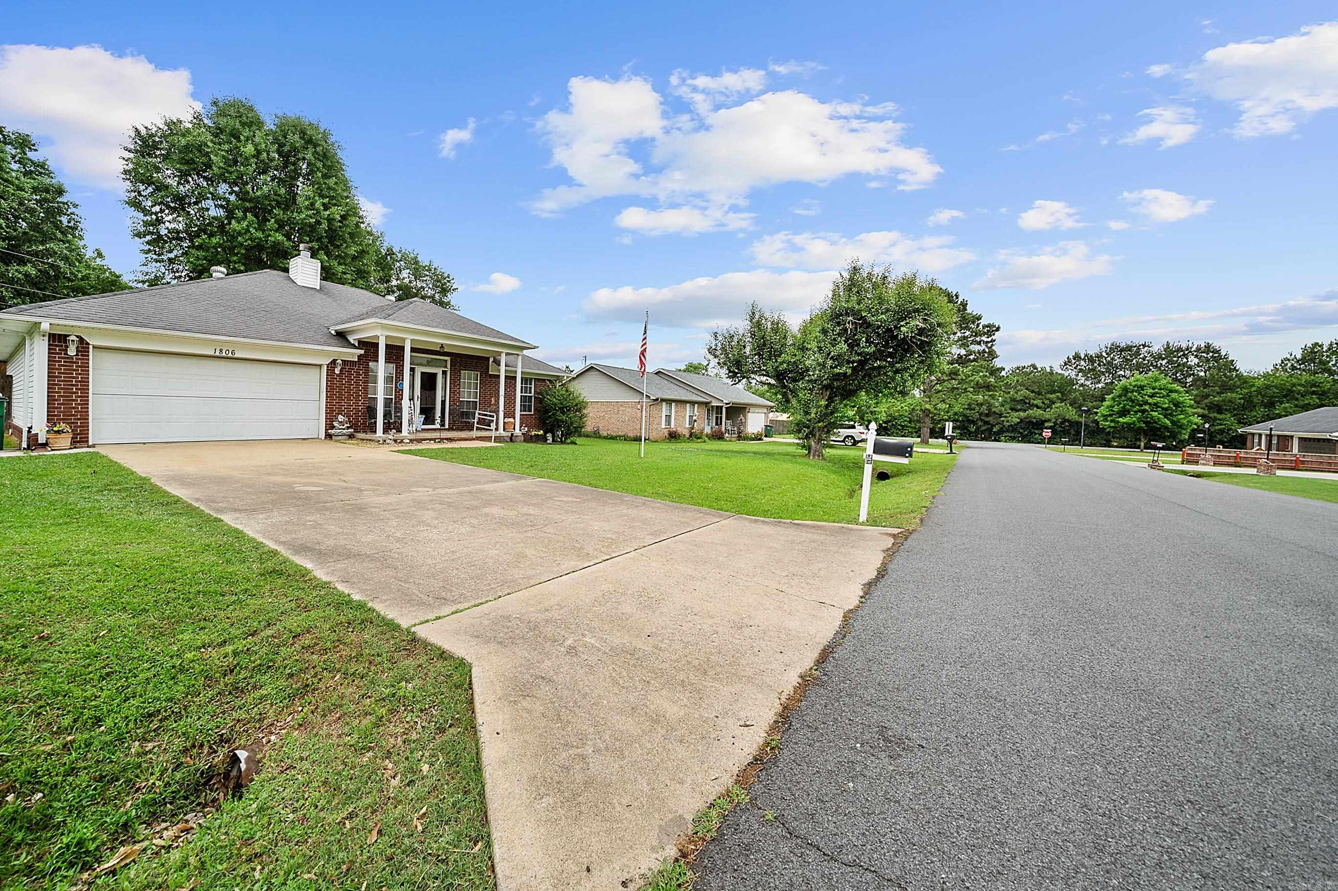 1806 Pinewood Property Photo 4