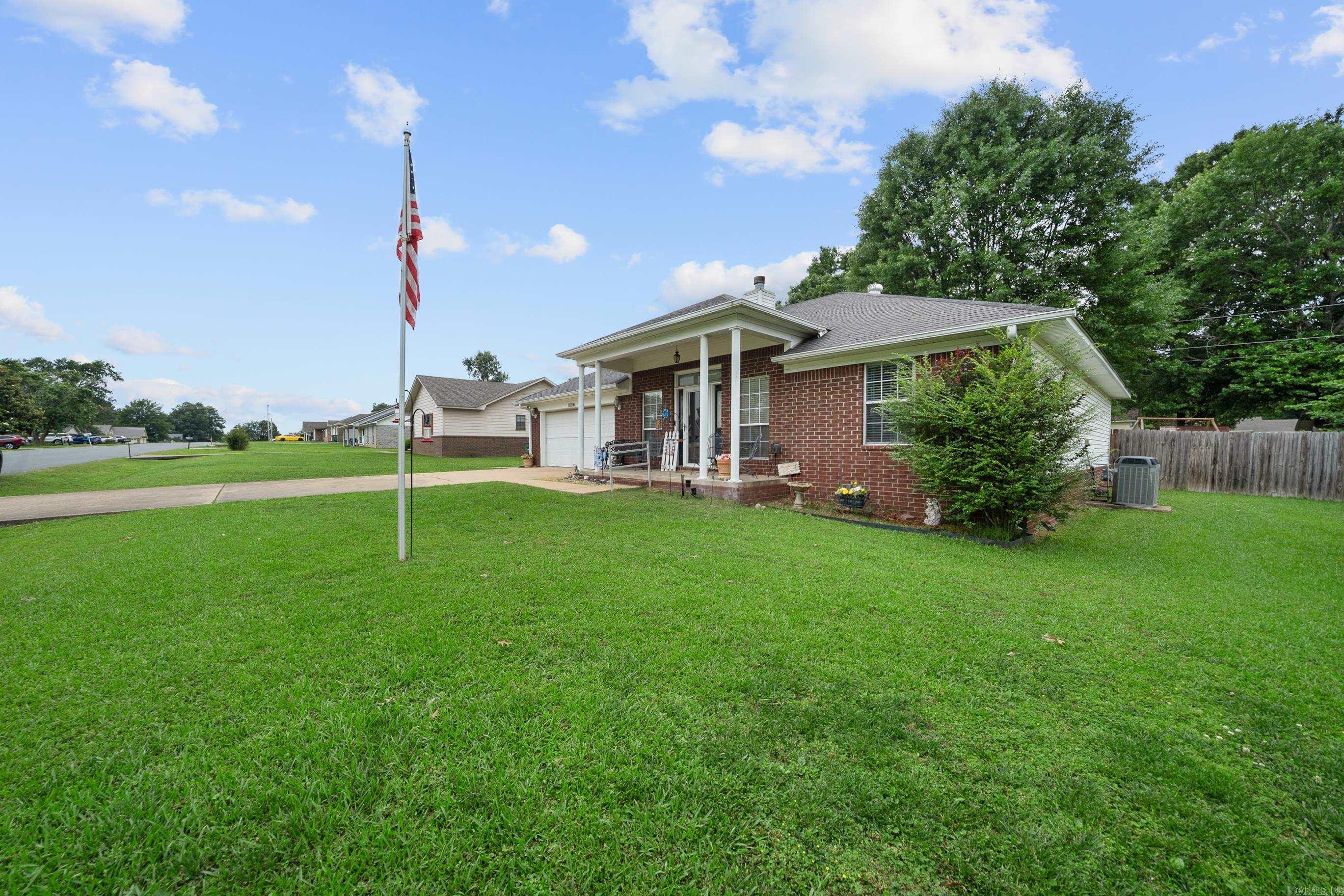 1806 Pinewood Property Photo 5