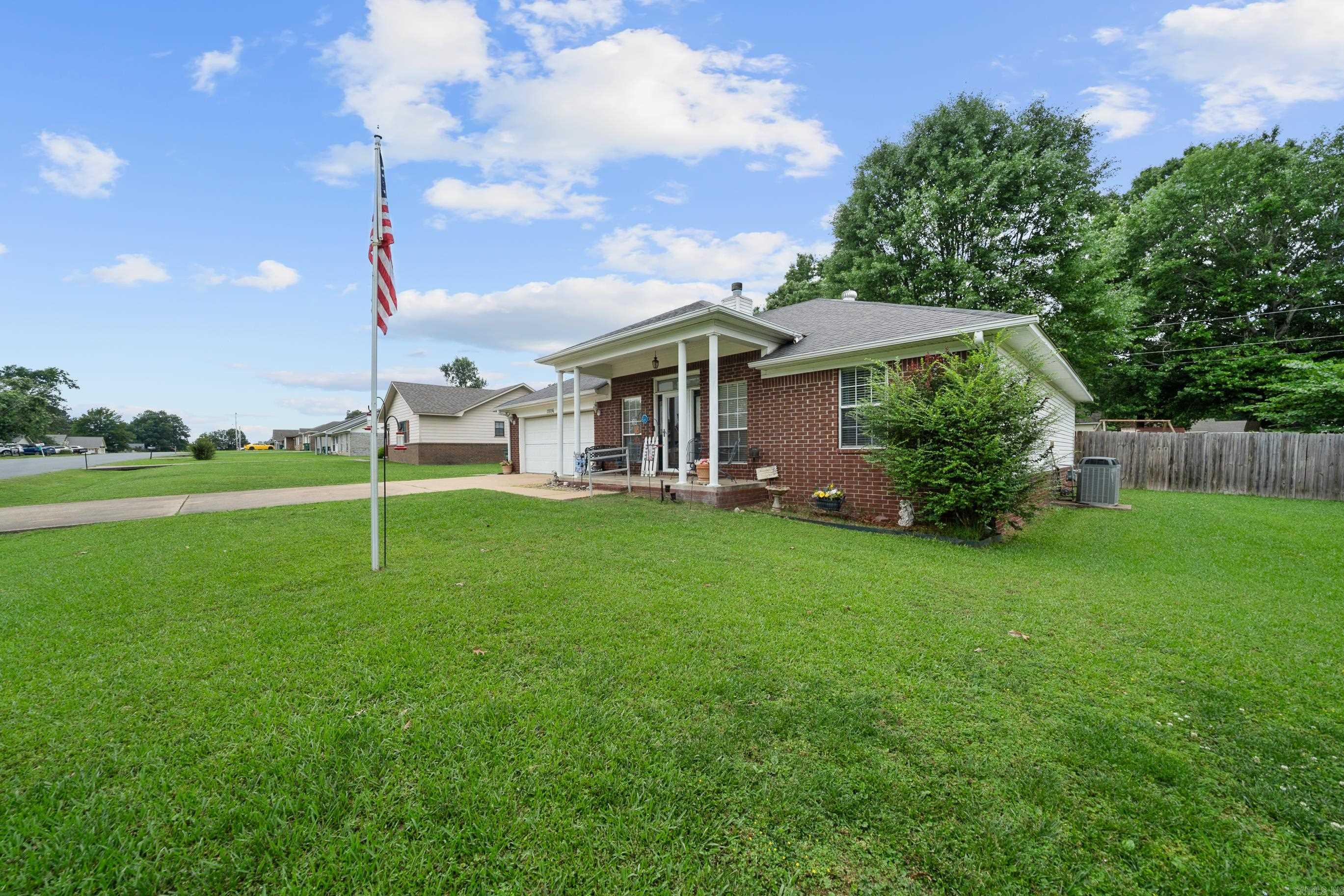 1806 Pinewood Property Photo 8
