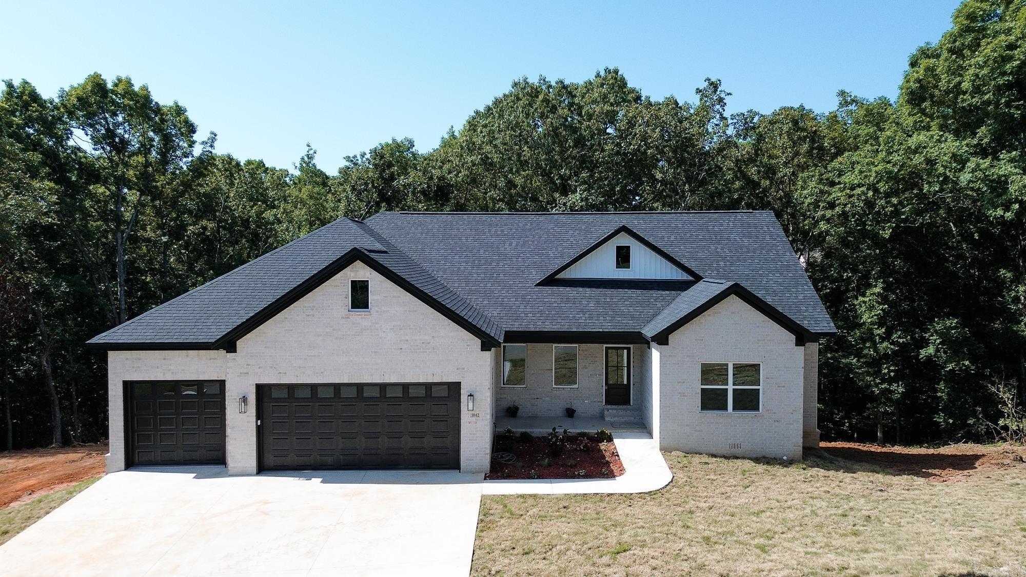 1042 Skyline Dr Property Photo 3