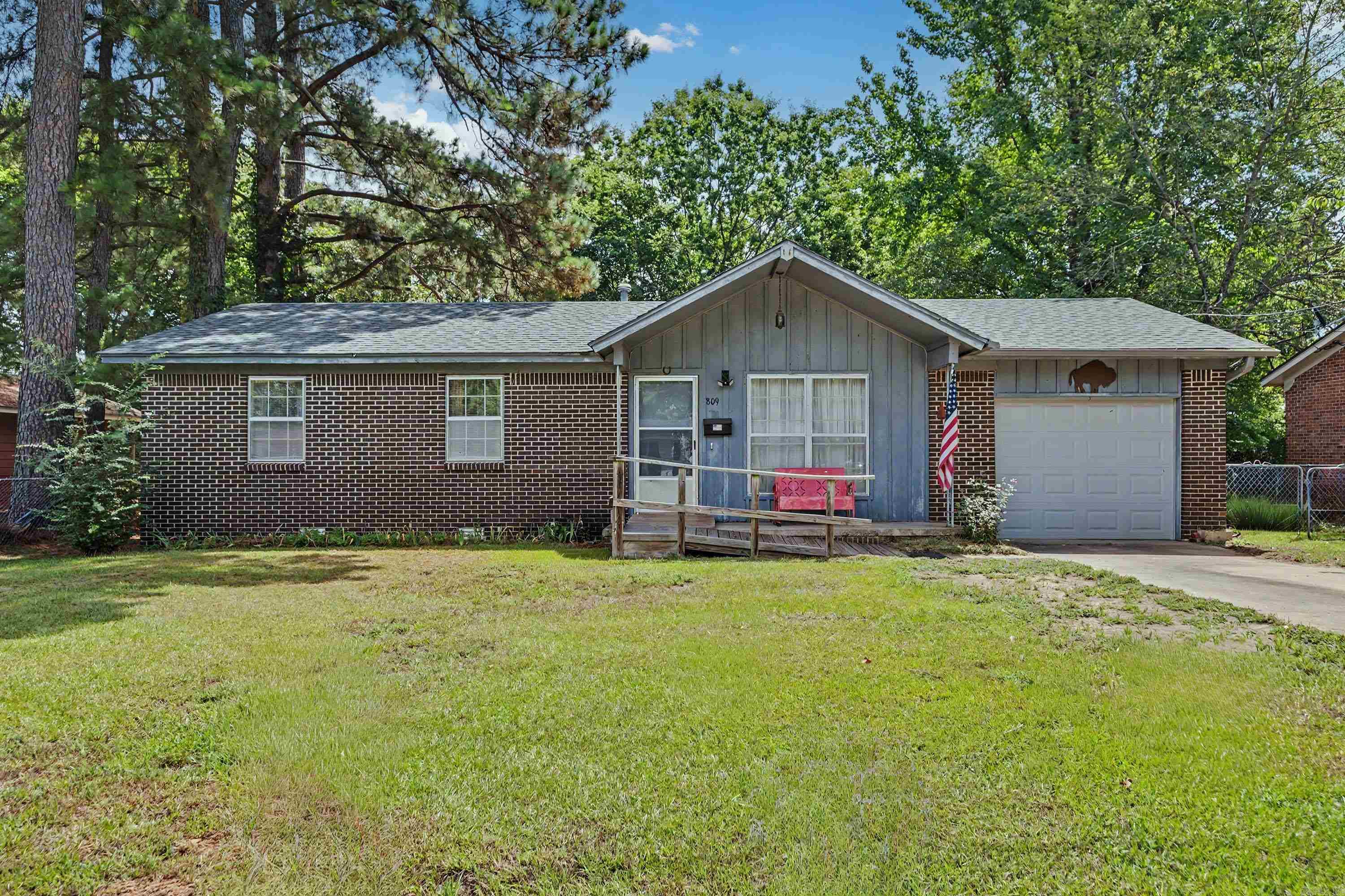 809 S Twin Cedar Drive Property Photo 1