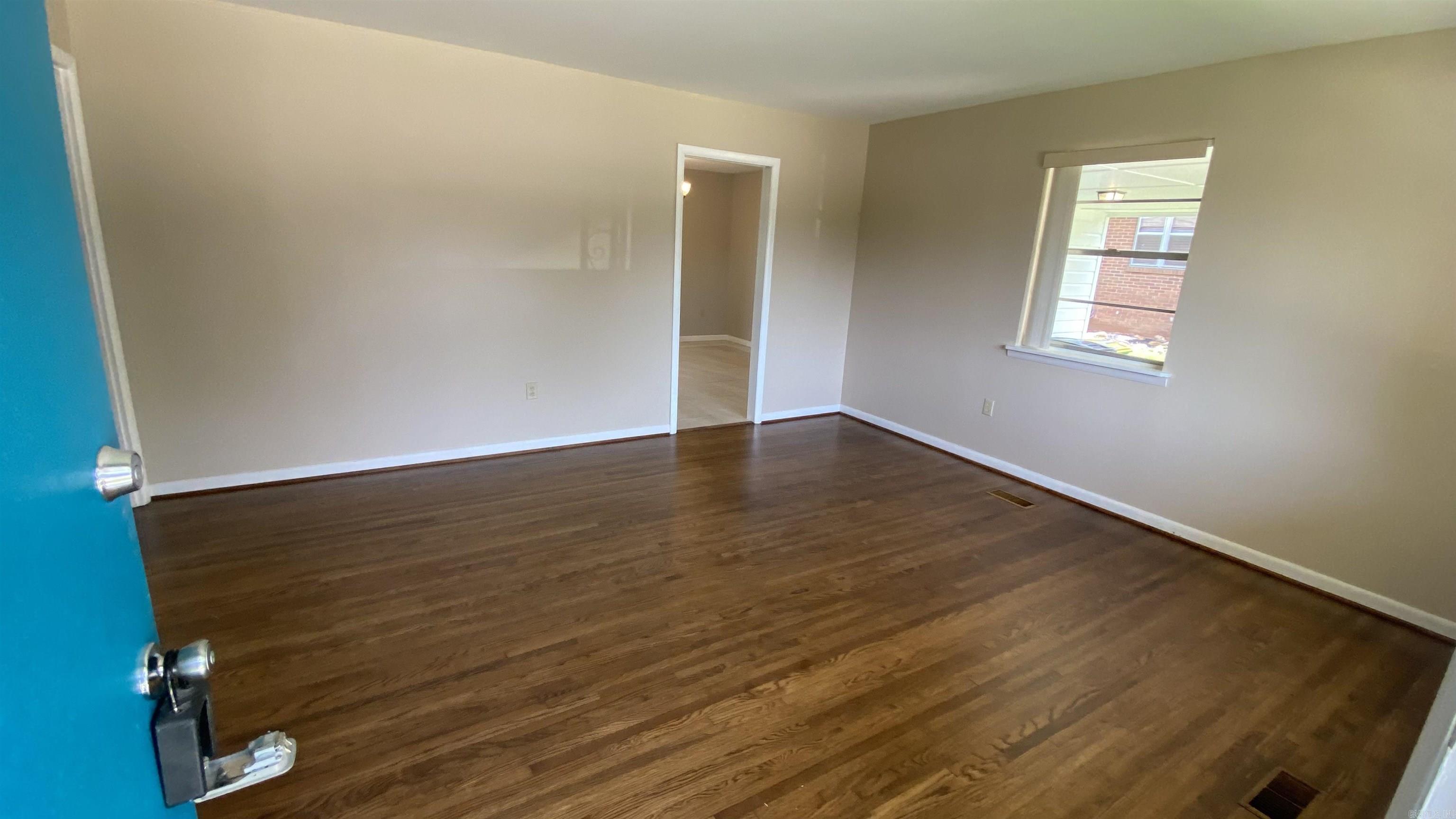 4727 N Cypress Street Property Photo 6