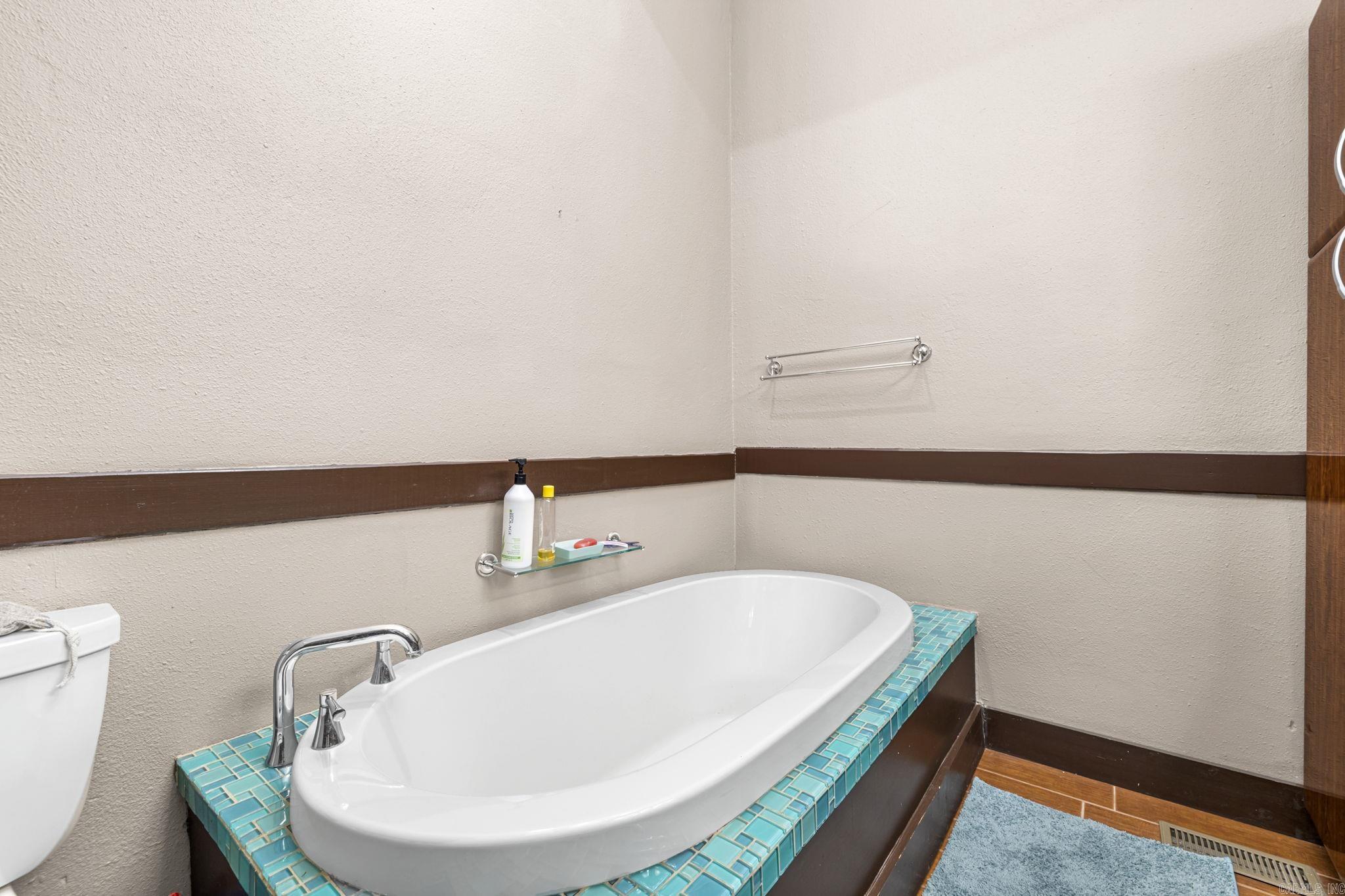 301 N Main Street Property Photo 16