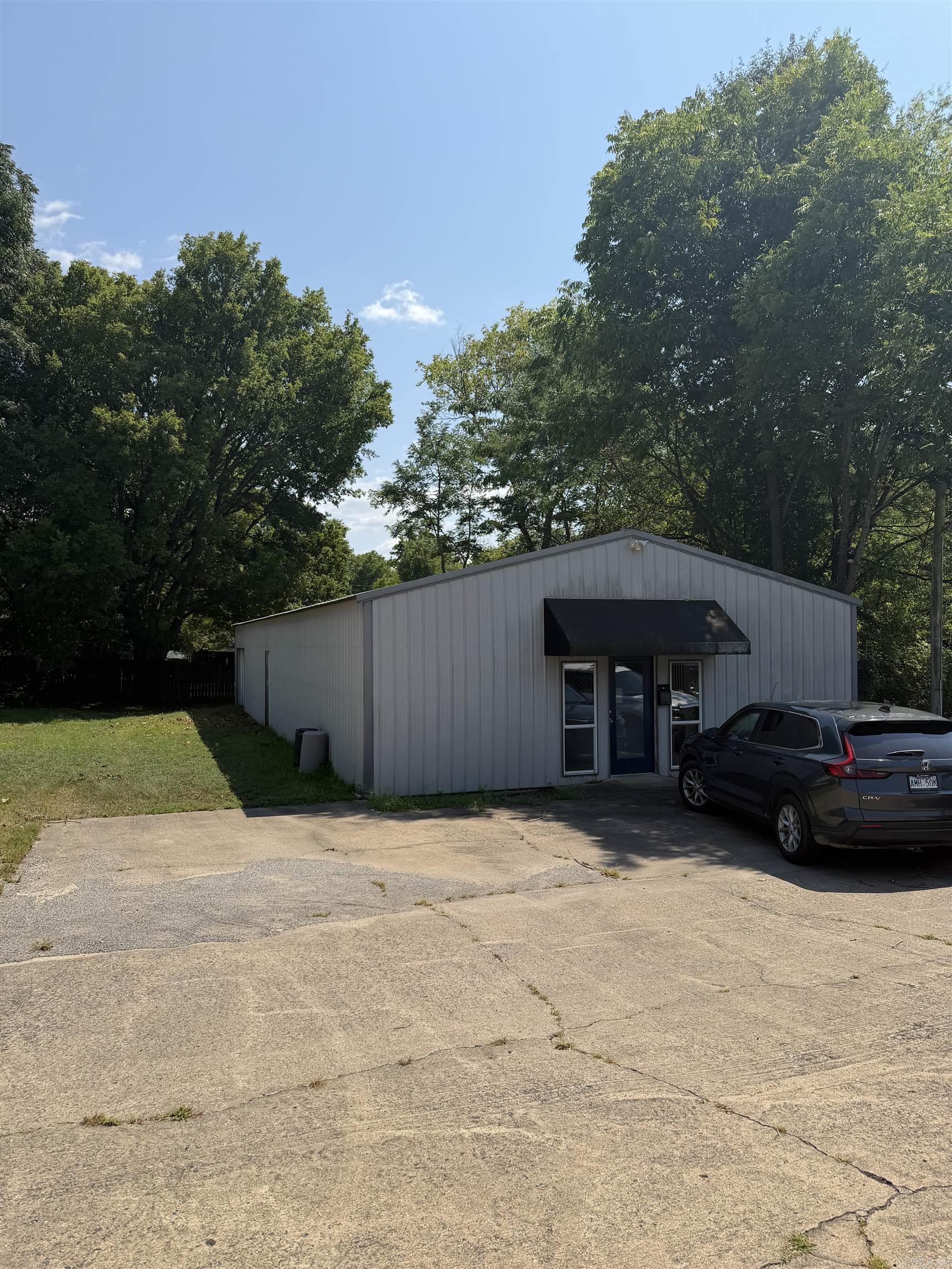 910 W South Street Property Photo 4