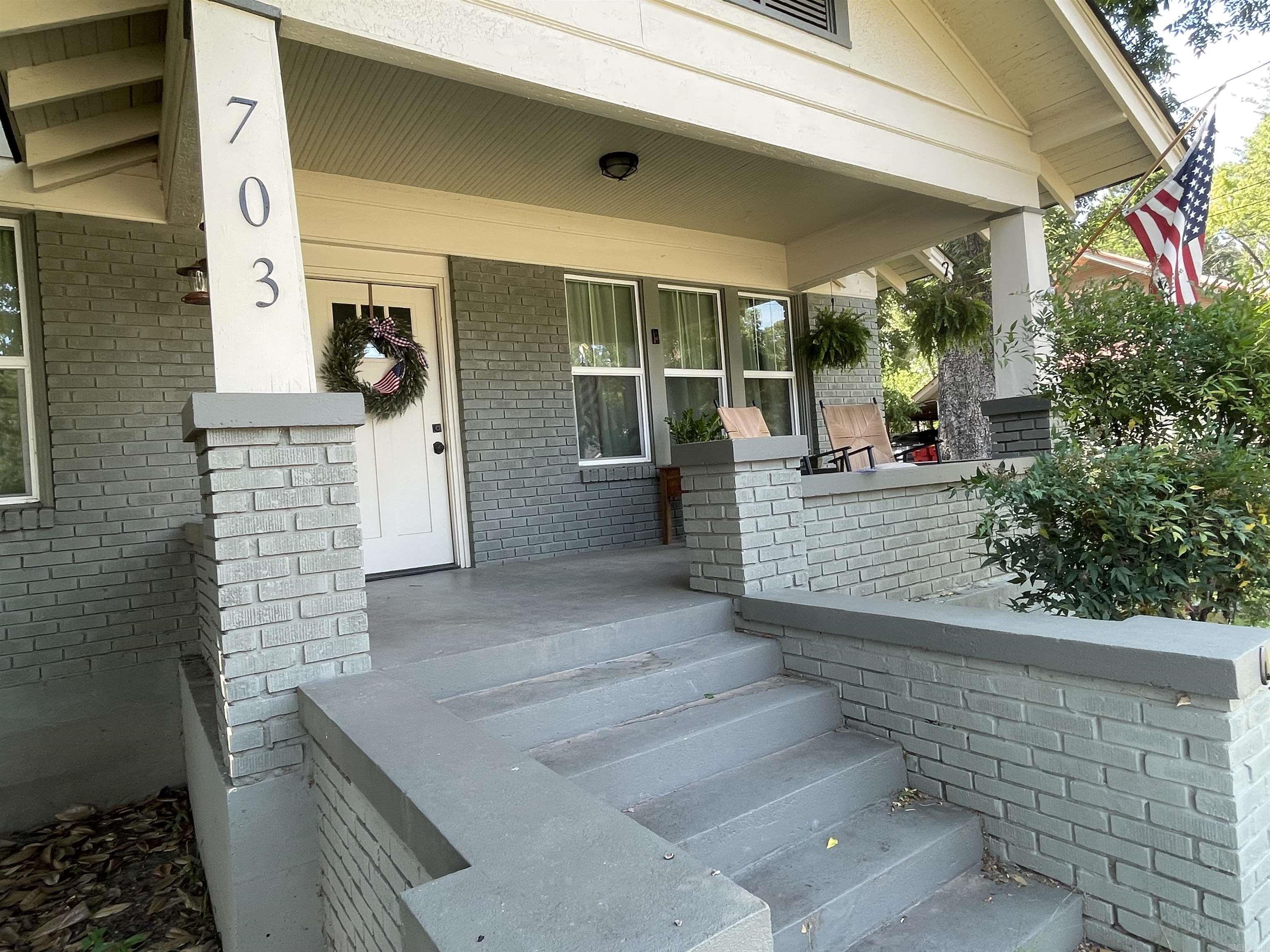 703 N Oak Property Photo 1