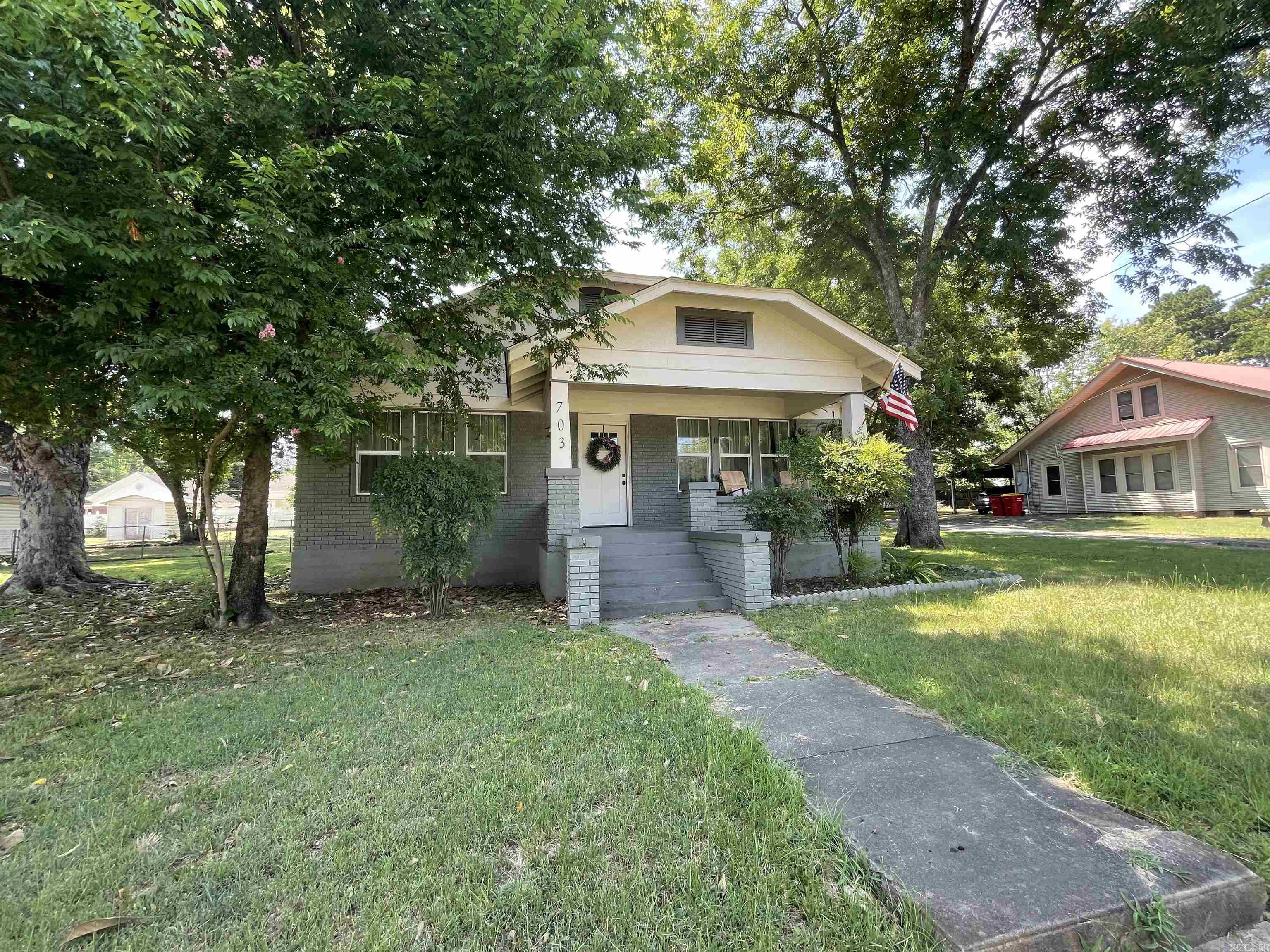 703 N Oak Property Photo 3