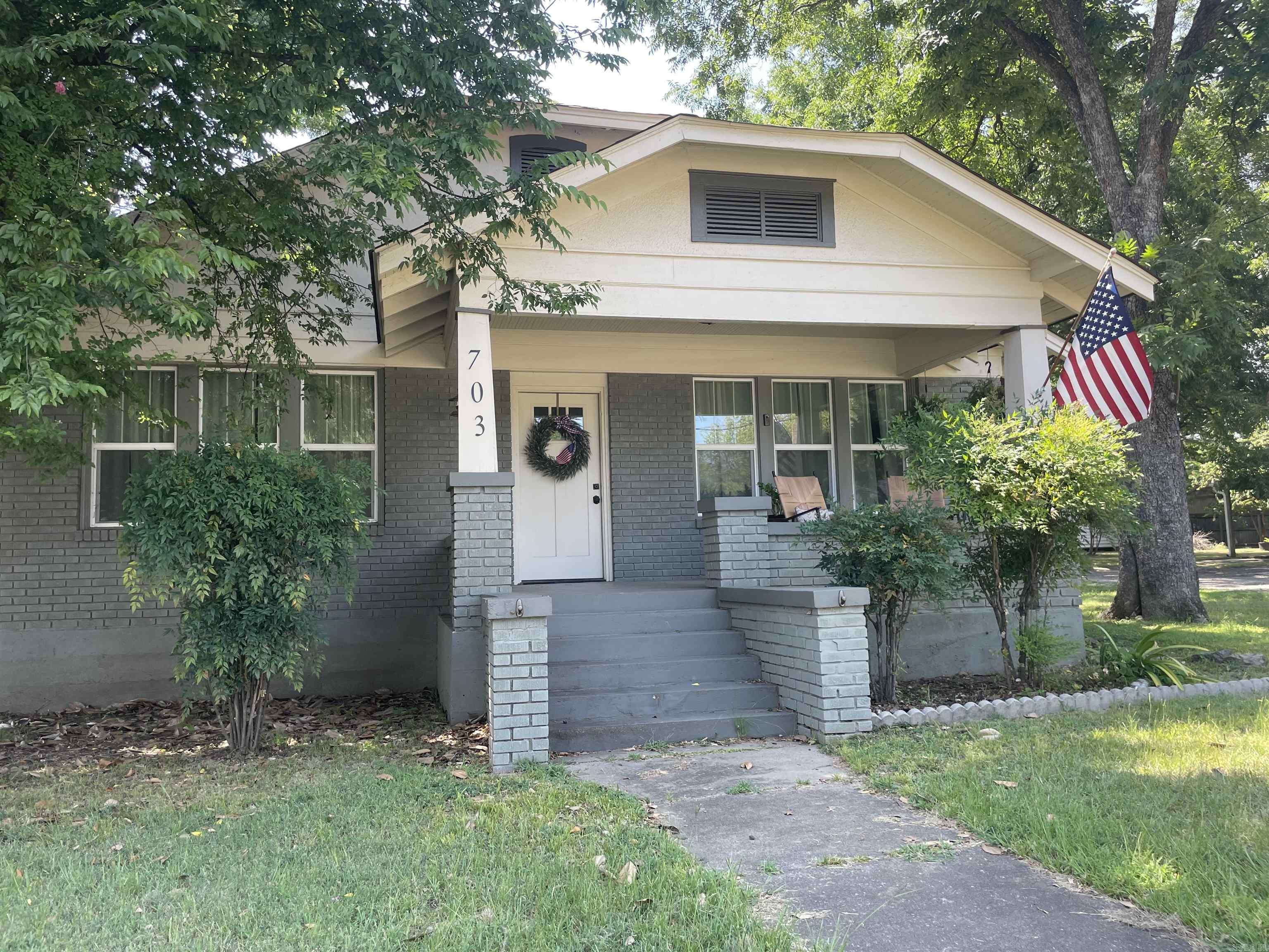 703 N Oak Property Photo 4