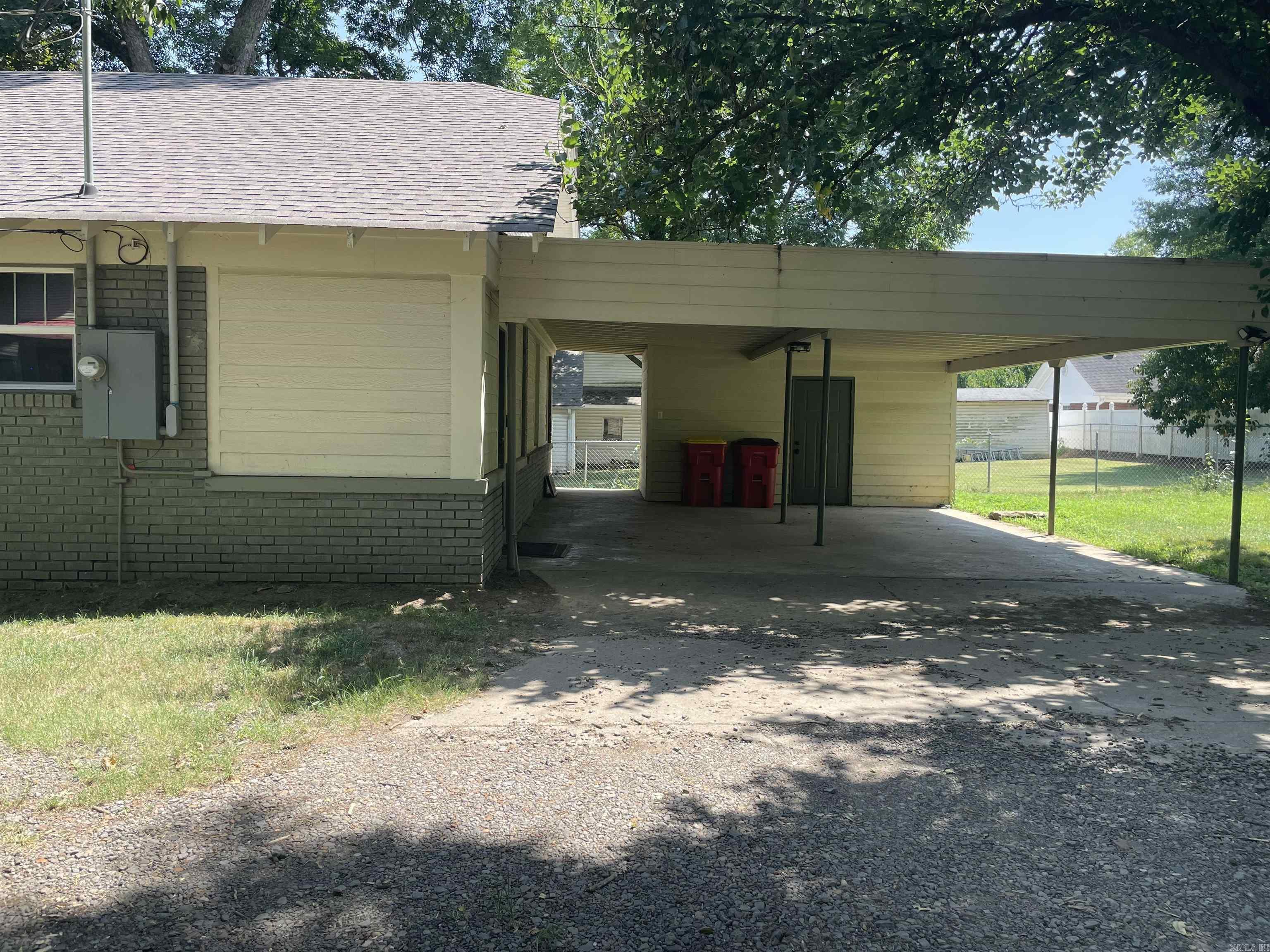 703 N Oak Property Photo 6