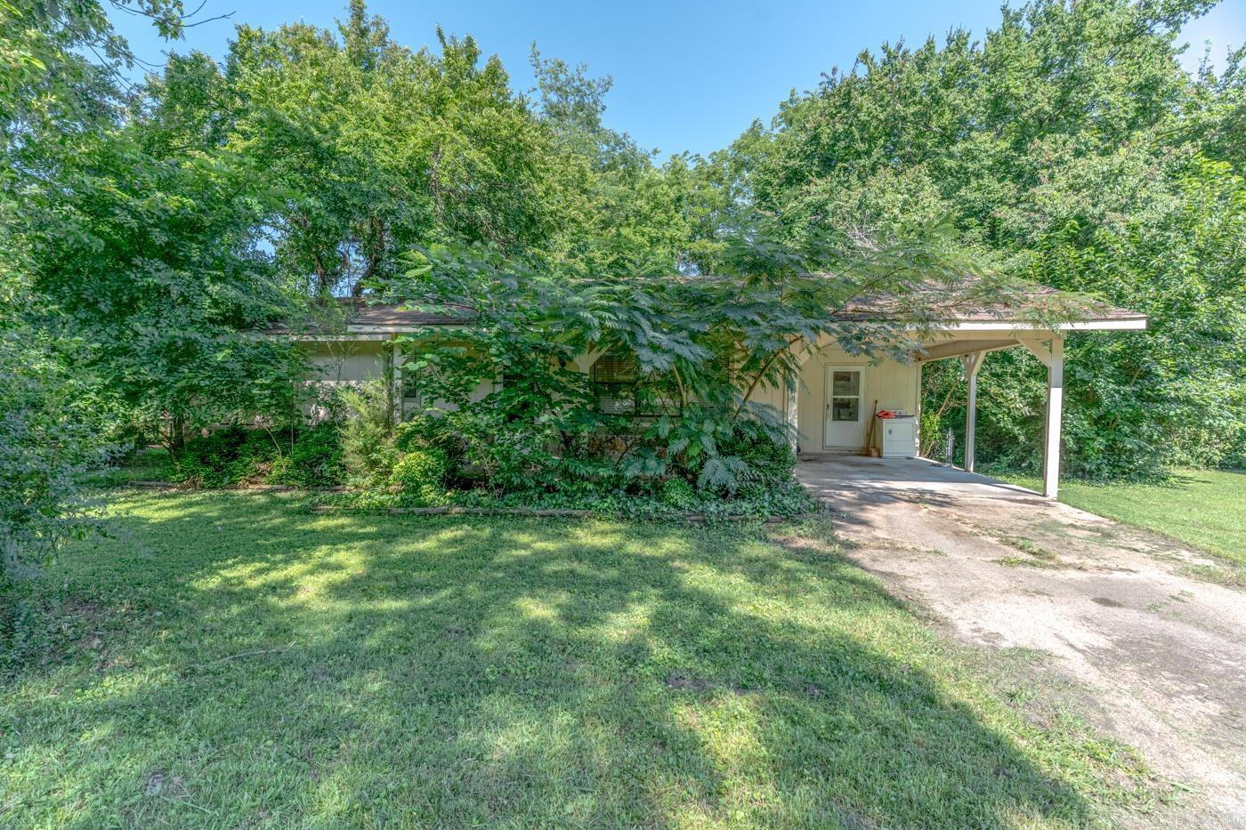 1135 Meadowcrest Drive Property Photo 2