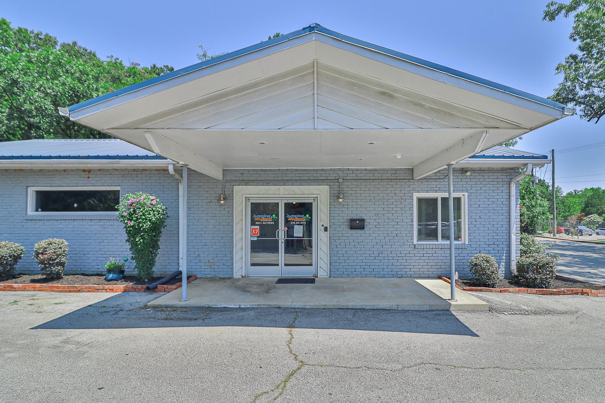906 E Matthews Avenue Property Photo 1