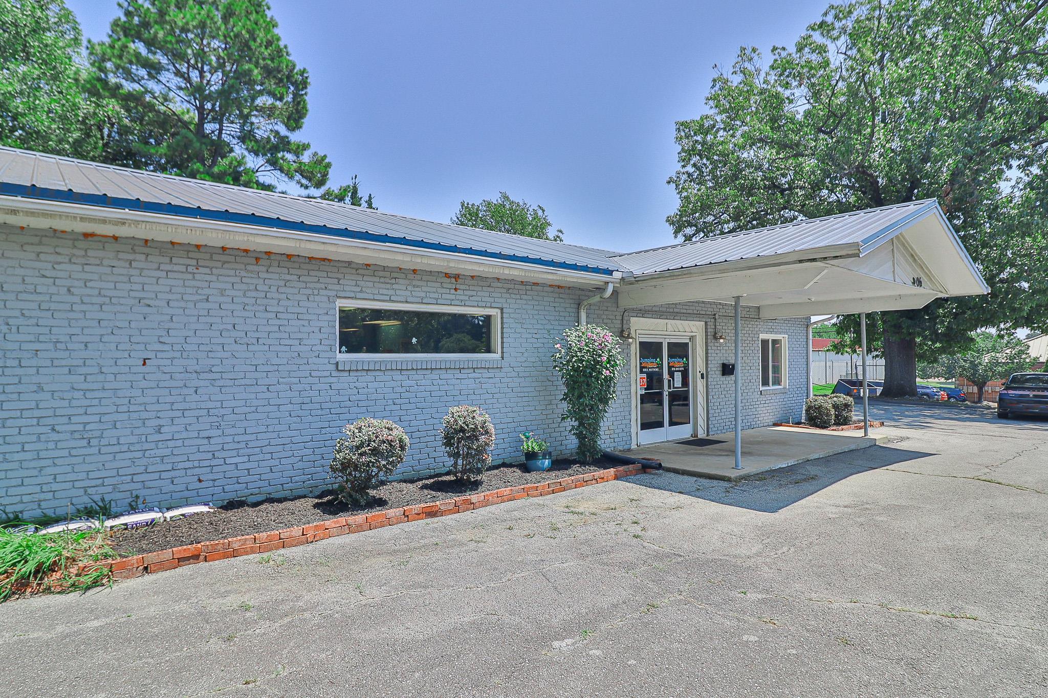 906 E Matthews Avenue Property Photo 2