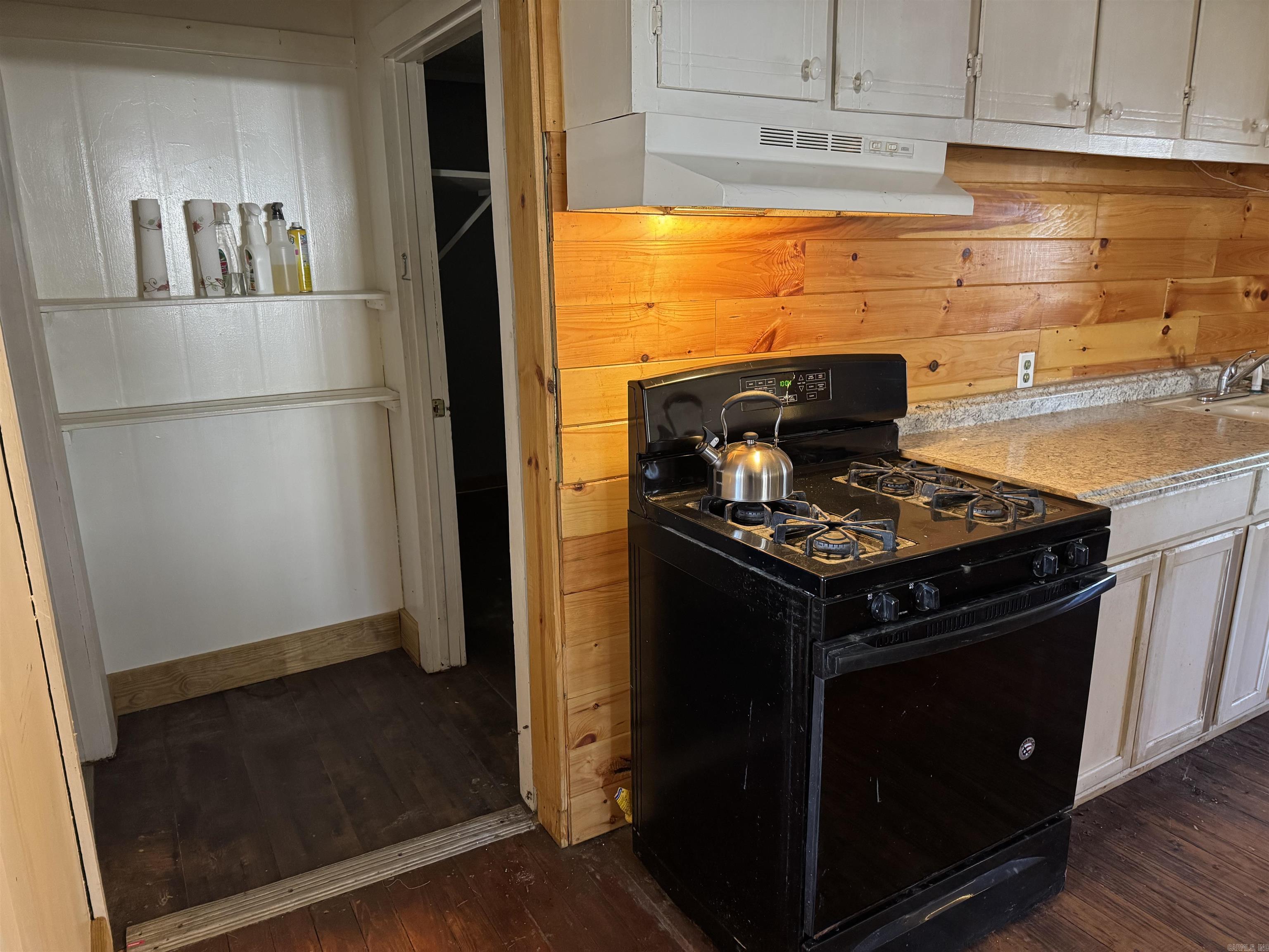 405 N Elm Street Property Photo 5