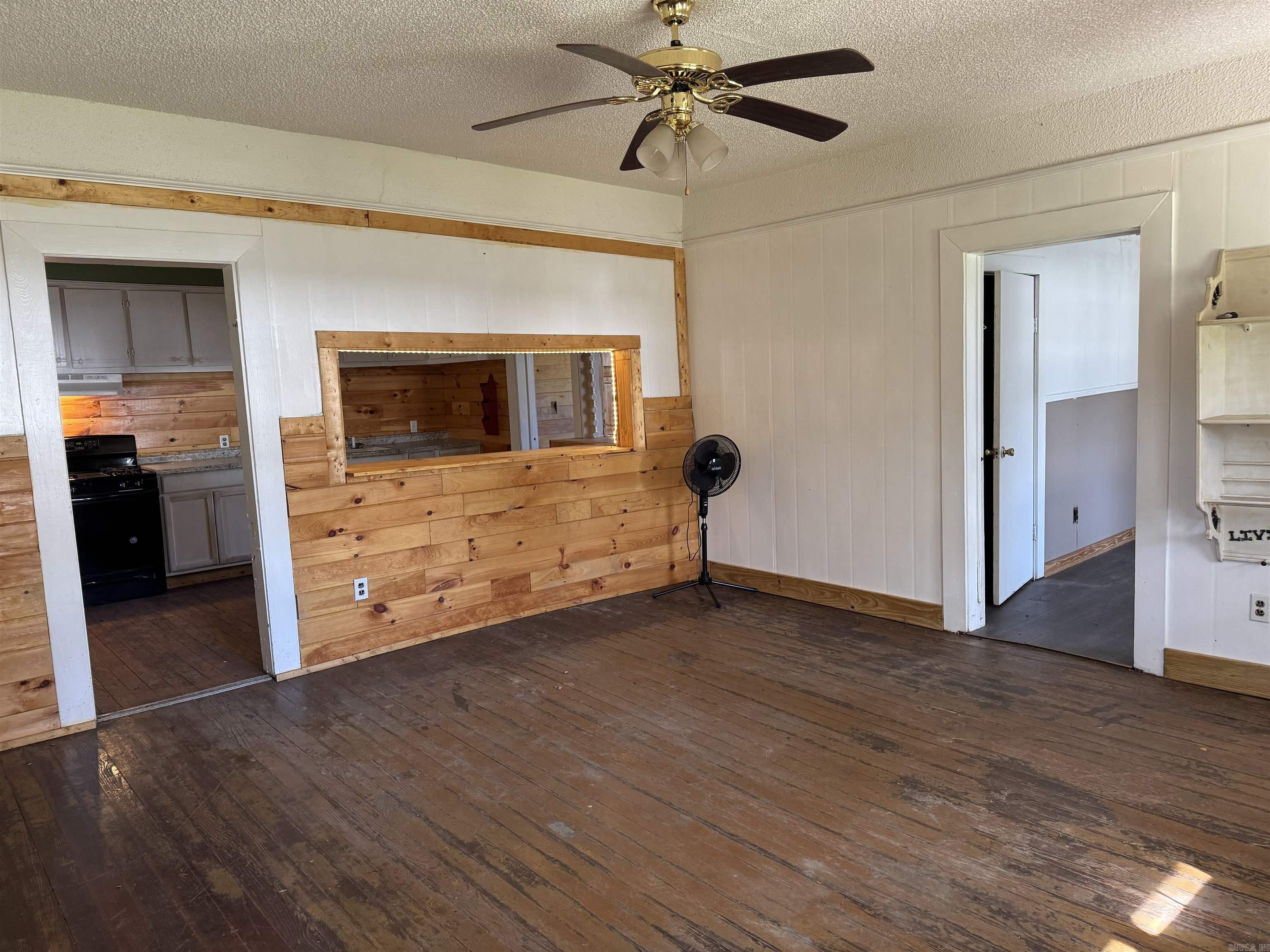 405 N Elm Street Property Photo 14