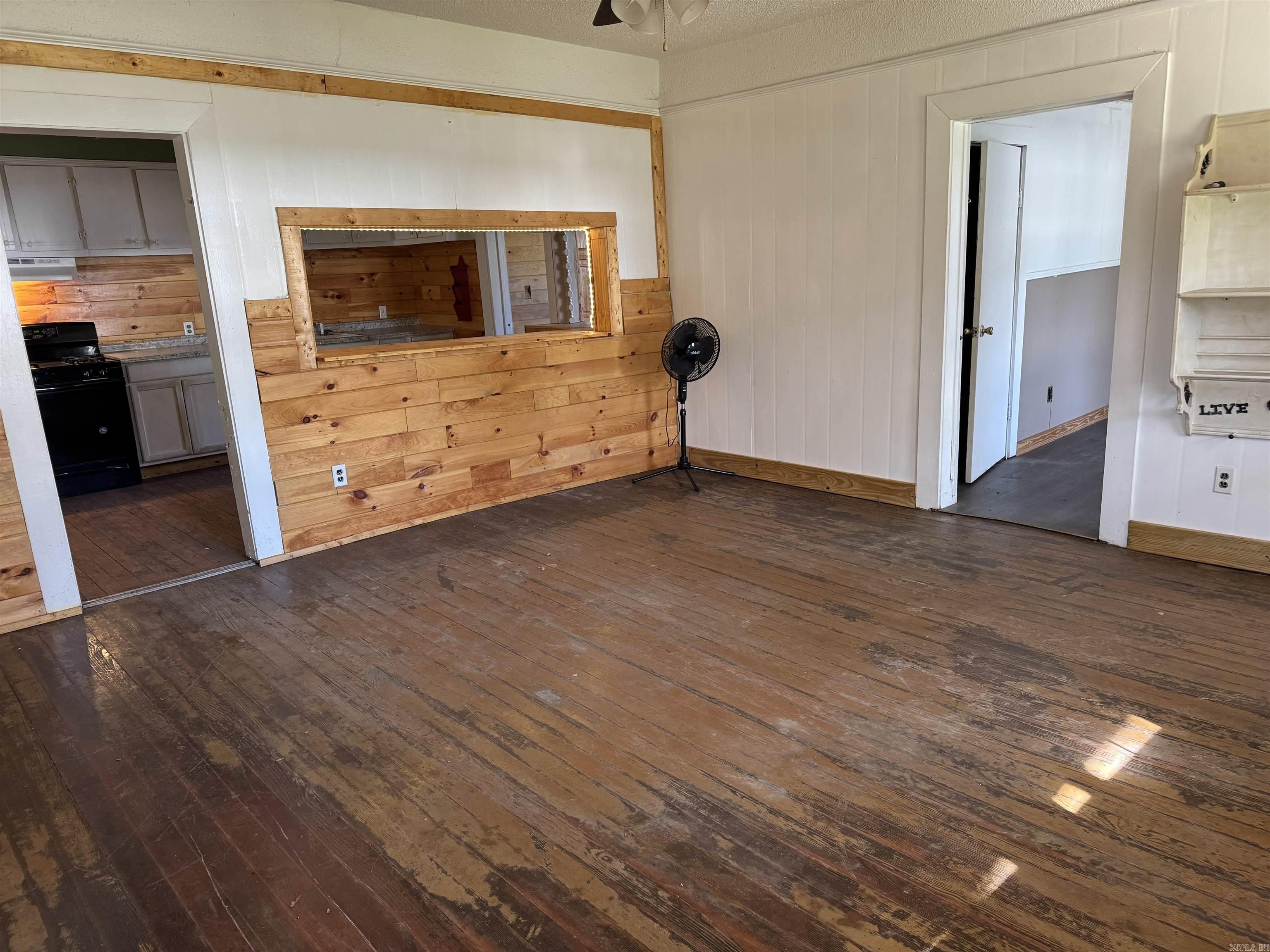 405 N Elm Street Property Photo 15