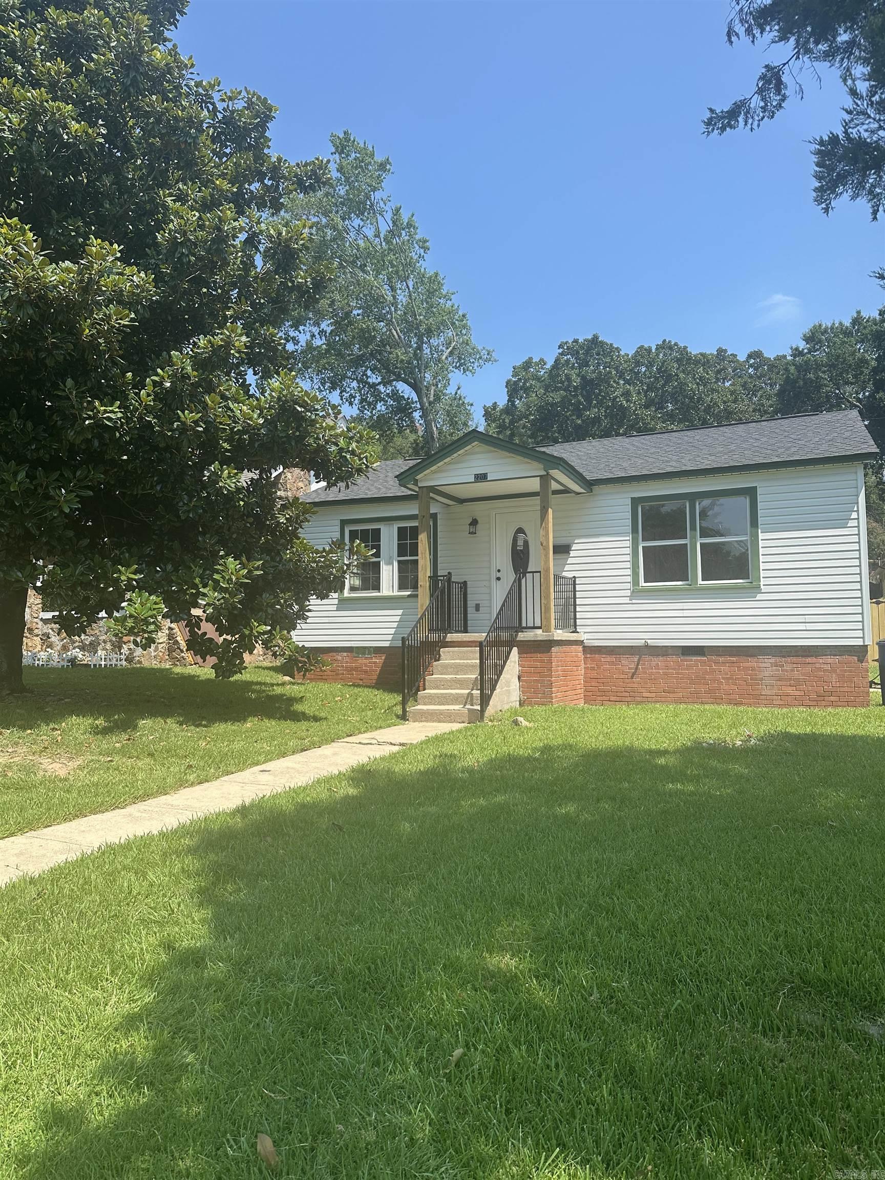 2207 W Long 17th